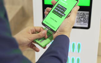 Prendi un power bank, collega lo smartphone e inizia la tua spesa!