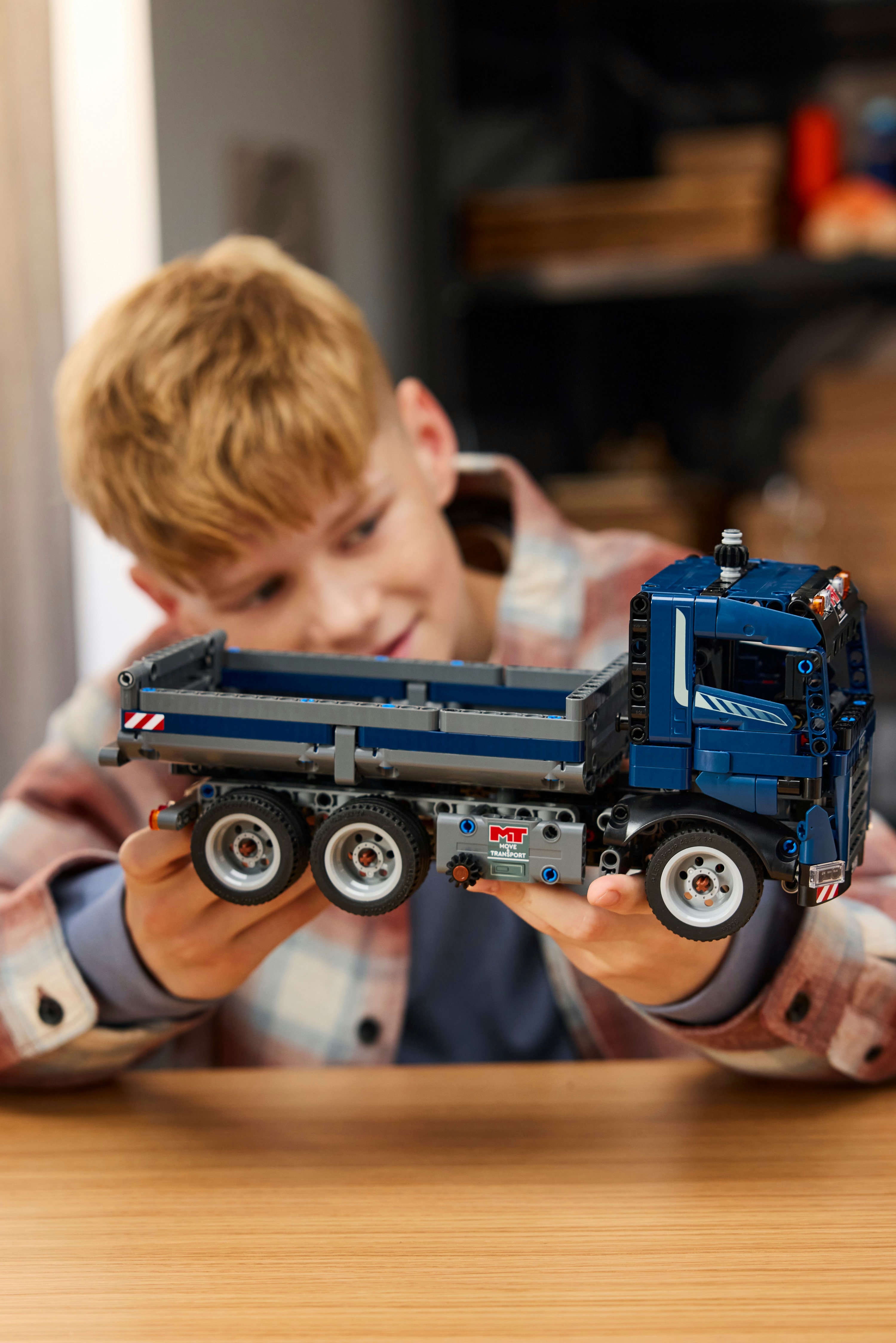 LEGO Technic Autocarro con cassone ribaltabile