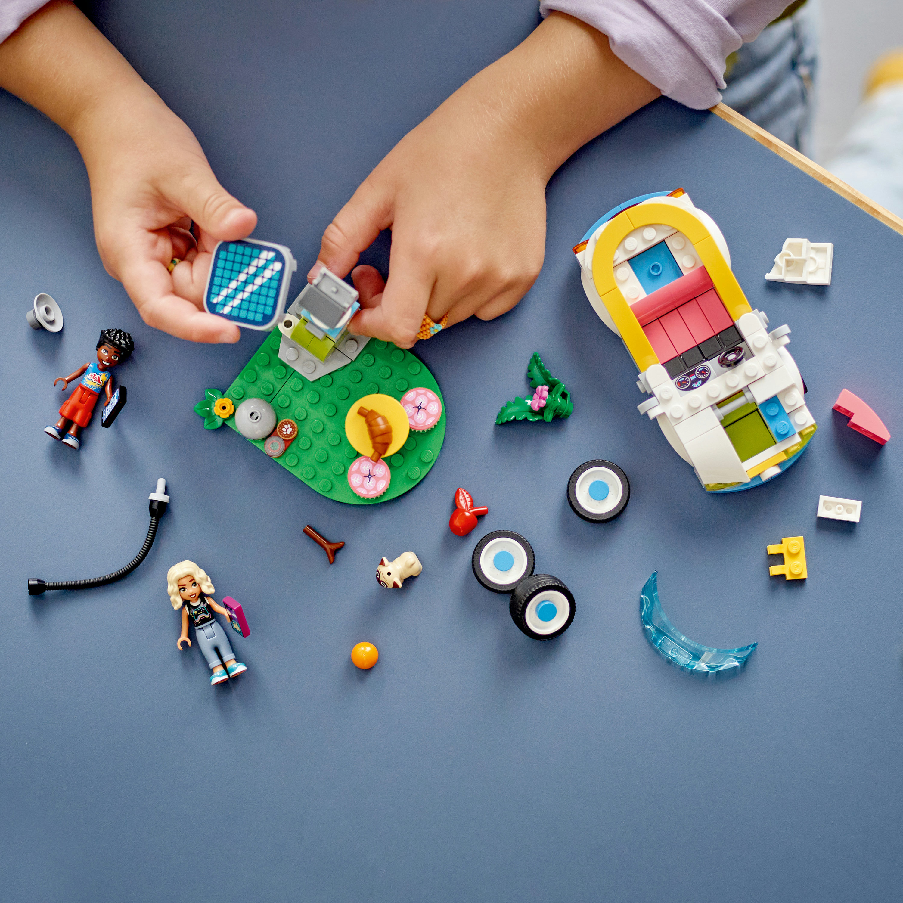 LEGO Friends 42609 Auto Elettrica e Caricabatterie, Giochi per Bambini di 6+ Anni con Macchina Giocattolo e 2 Mini Bamboline