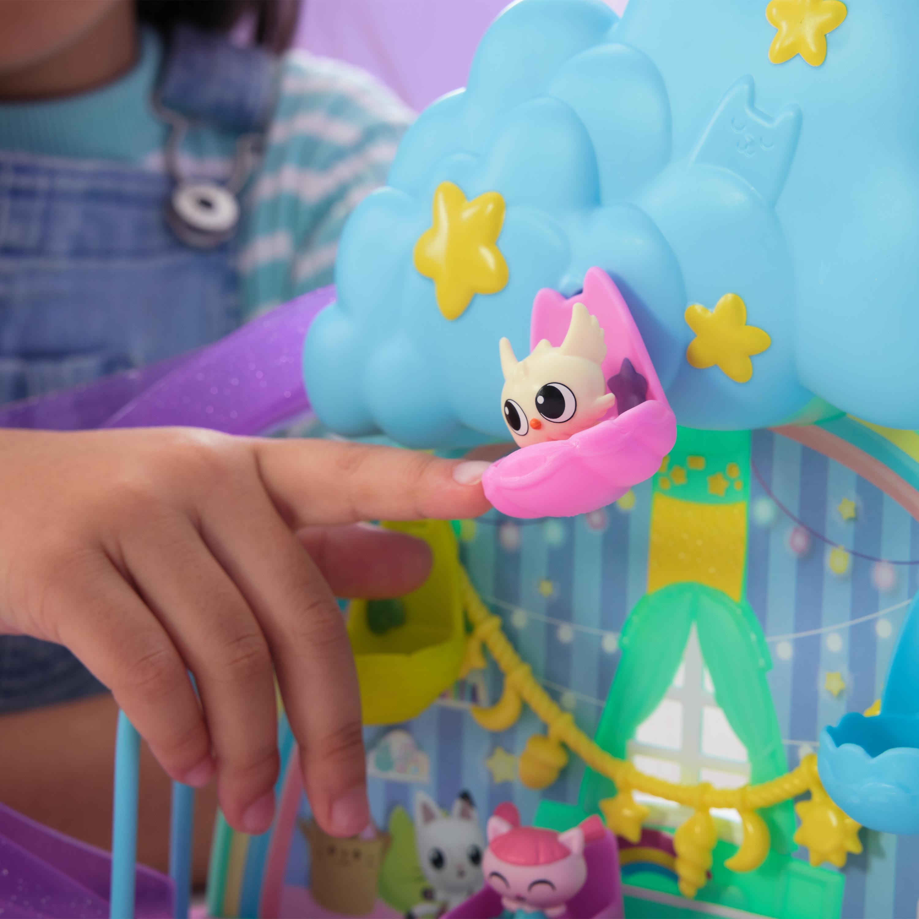 Gabby's Dollhouse , Stanza dei Giochi dell'Asilo Gatto-Orecchio, Set di Gioco da 17 Pezzi con 4 Personaggi e Mobili per la Casa delle Bambole, Giocattoli per Bambine e Bambini, 3+ Anni