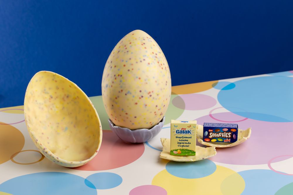 Uovo di Pasqua Cioccolato Bianco con Sorpresa e Mini SMARTIES 240g