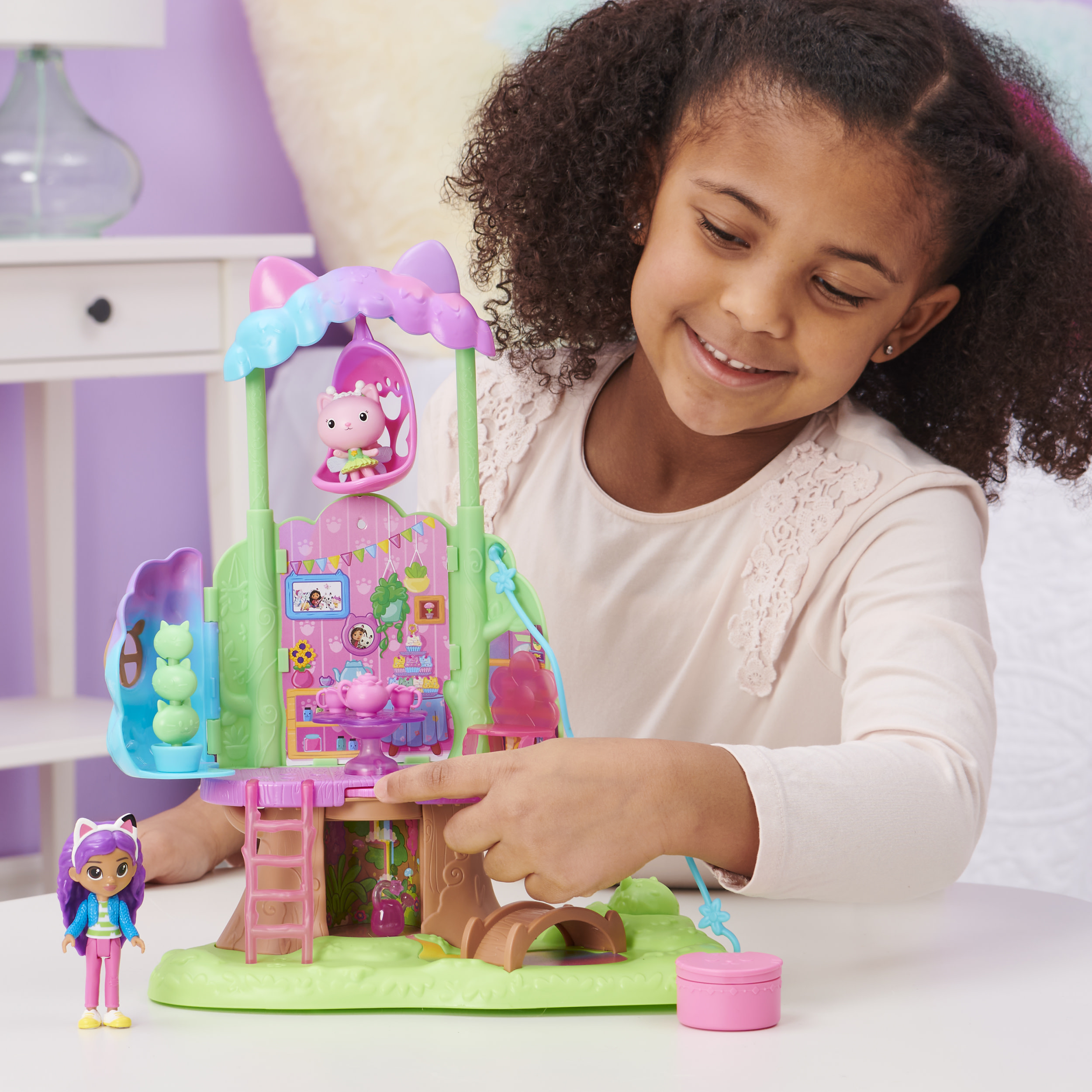 Gabby's Dollhouse , set di gioco trasformabile Garden Treehouse con luci, 2 personaggi, 5 accessori, 1 scatola con sorpresa, 3 mobili, giocattoli per bambini dai 3 anni in su