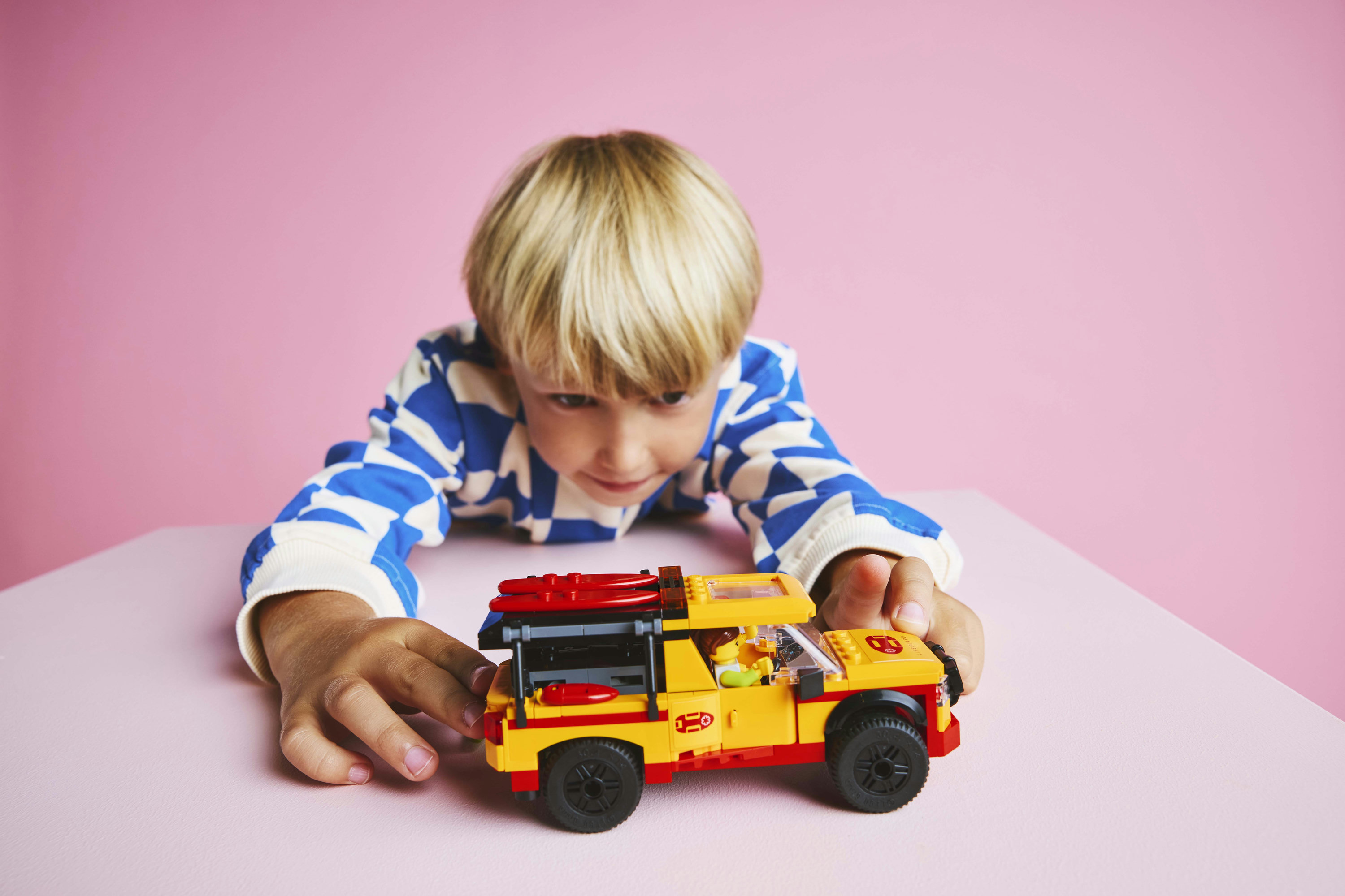 LEGO City 60453 Fuoristrada di Soccorso del Bagnino, Jeep Giocattolo da Costruire con 2 Minifigure e Squalo, Giochi Bambini 6+