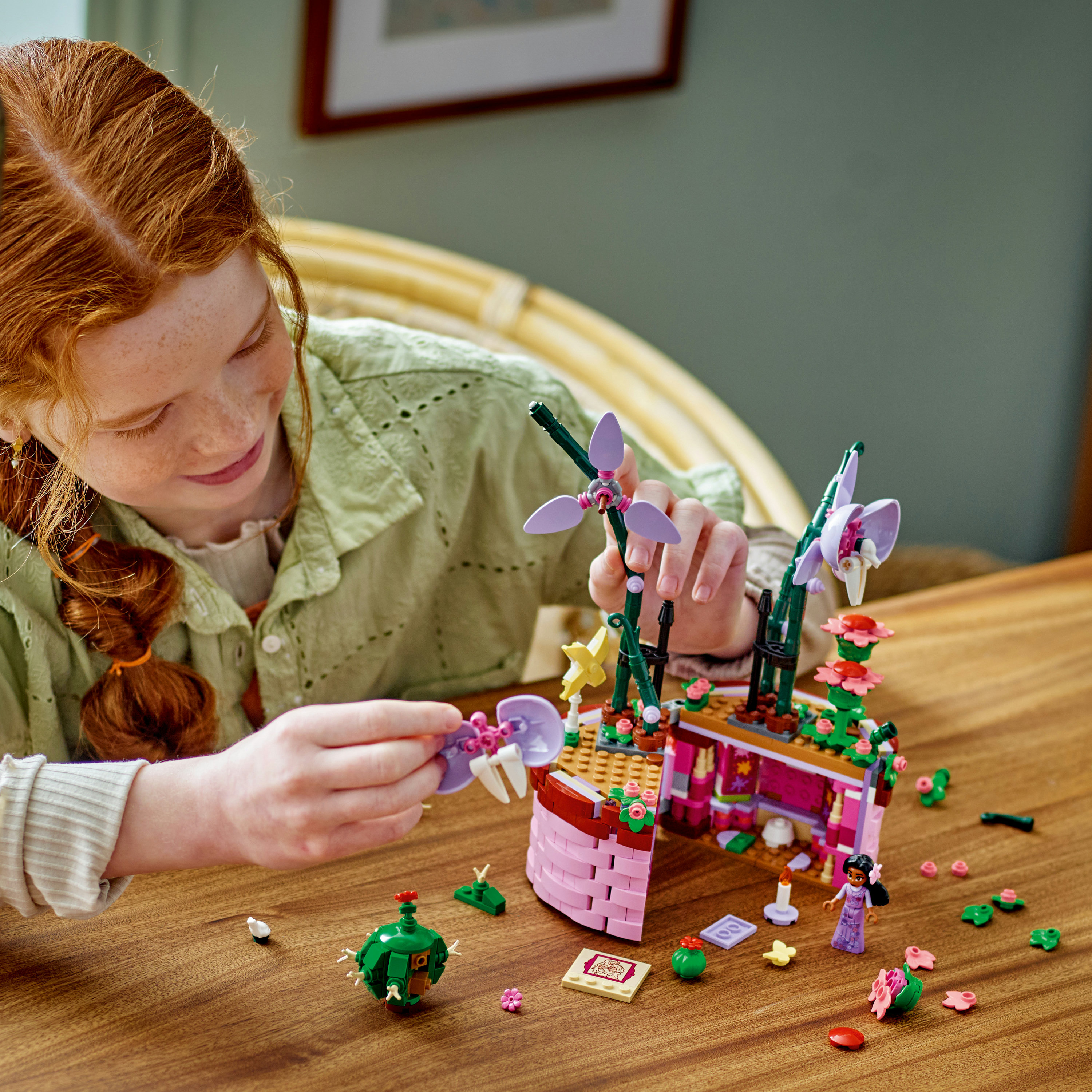 LEGO Disney 43237 Vaso di Fiori di Isabela, Giochi per Bambini 9+ con Mini Bambolina e Cesto Apribile, Regalo dal Film Encanto