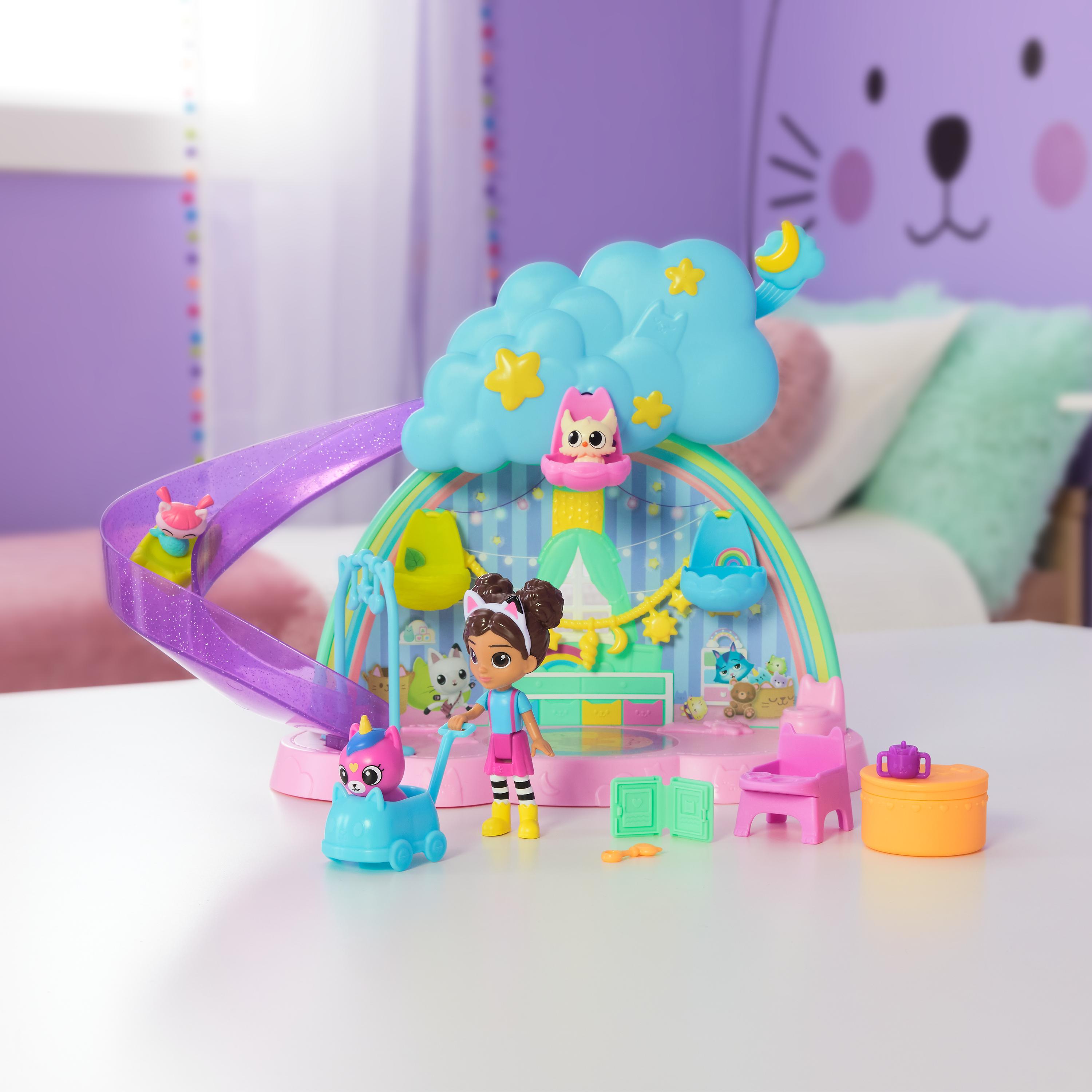 Gabby's Dollhouse , Stanza dei Giochi dell'Asilo Gatto-Orecchio, Set di Gioco da 17 Pezzi con 4 Personaggi e Mobili per la Casa delle Bambole, Giocattoli per Bambine e Bambini, 3+ Anni