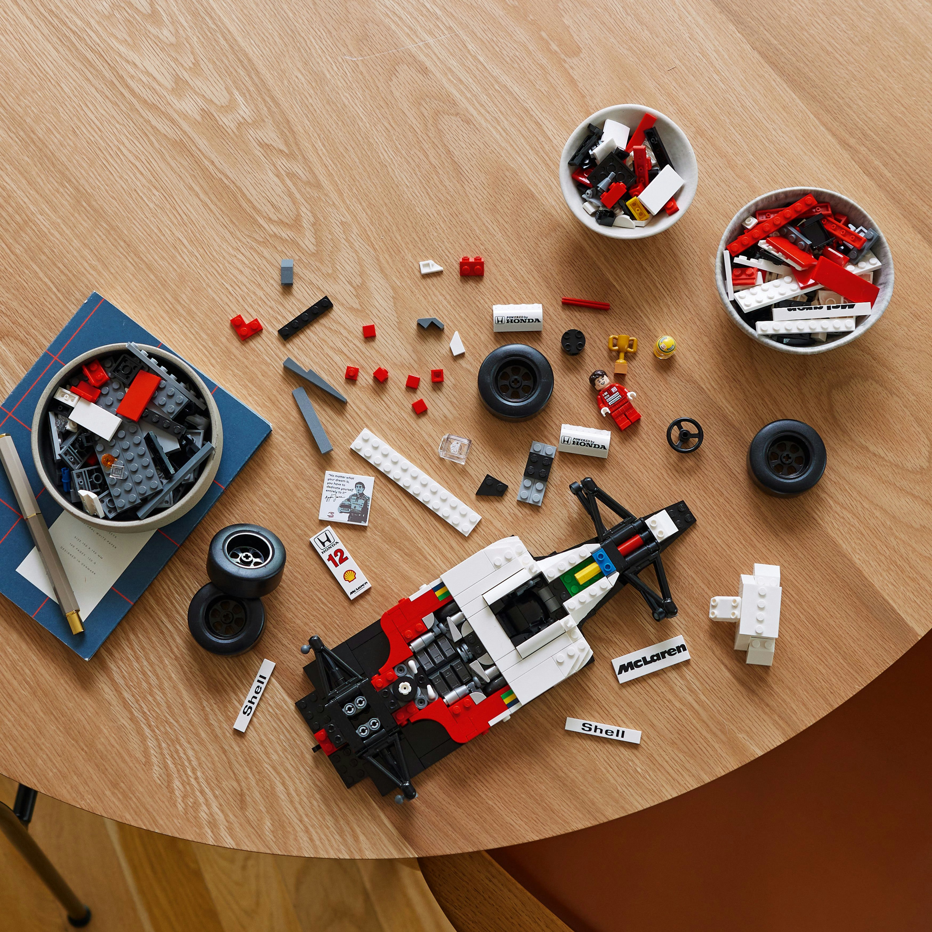 LEGO ICONS McLaren MP4/4 e Ayrton Senna