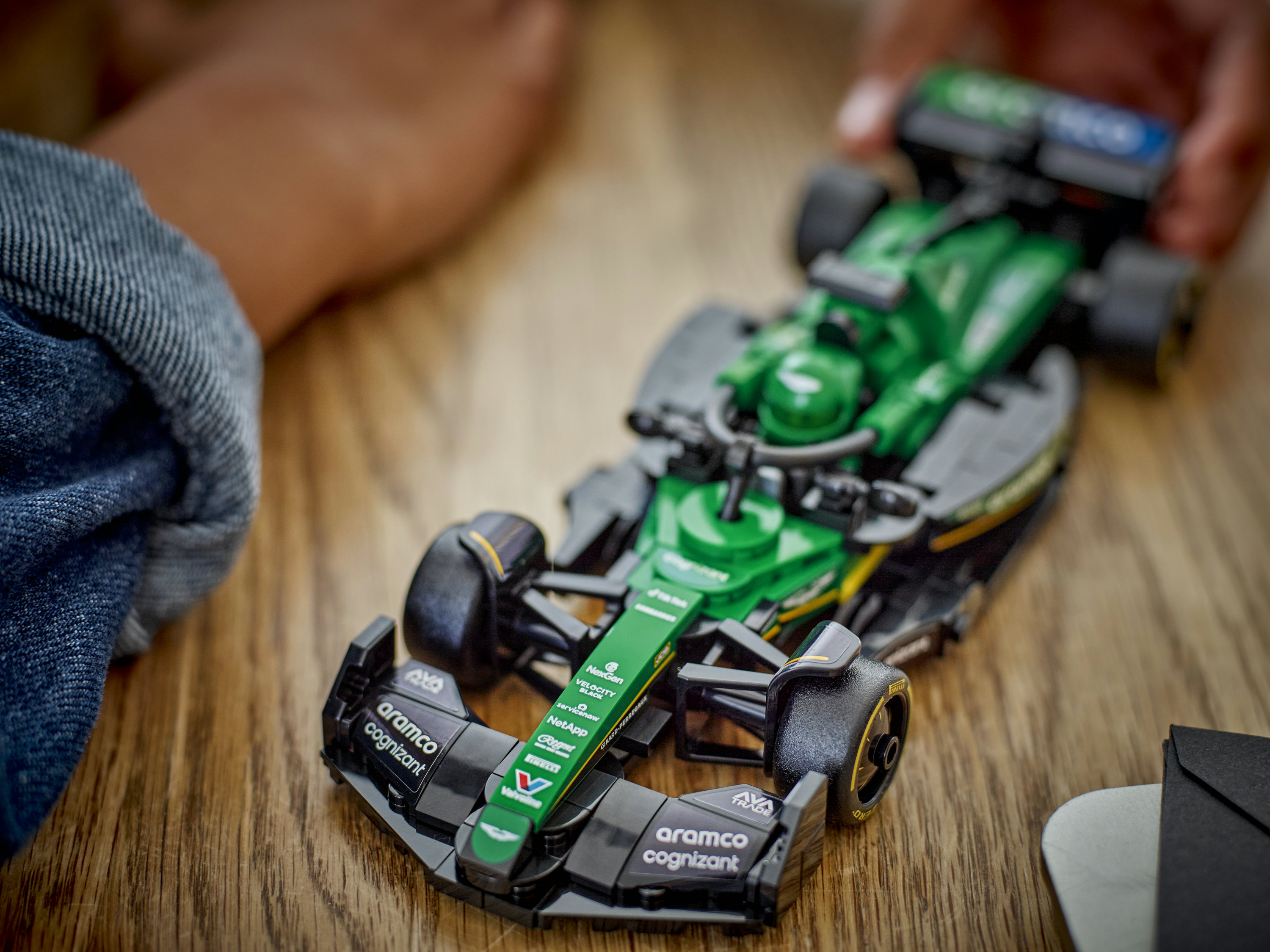 LEGO Speed Champions 77245 Auto da Corsa Aston Martin Aramco F1 AMR24 Macchina Giocattolo da Collezione con Pilota da 10+
