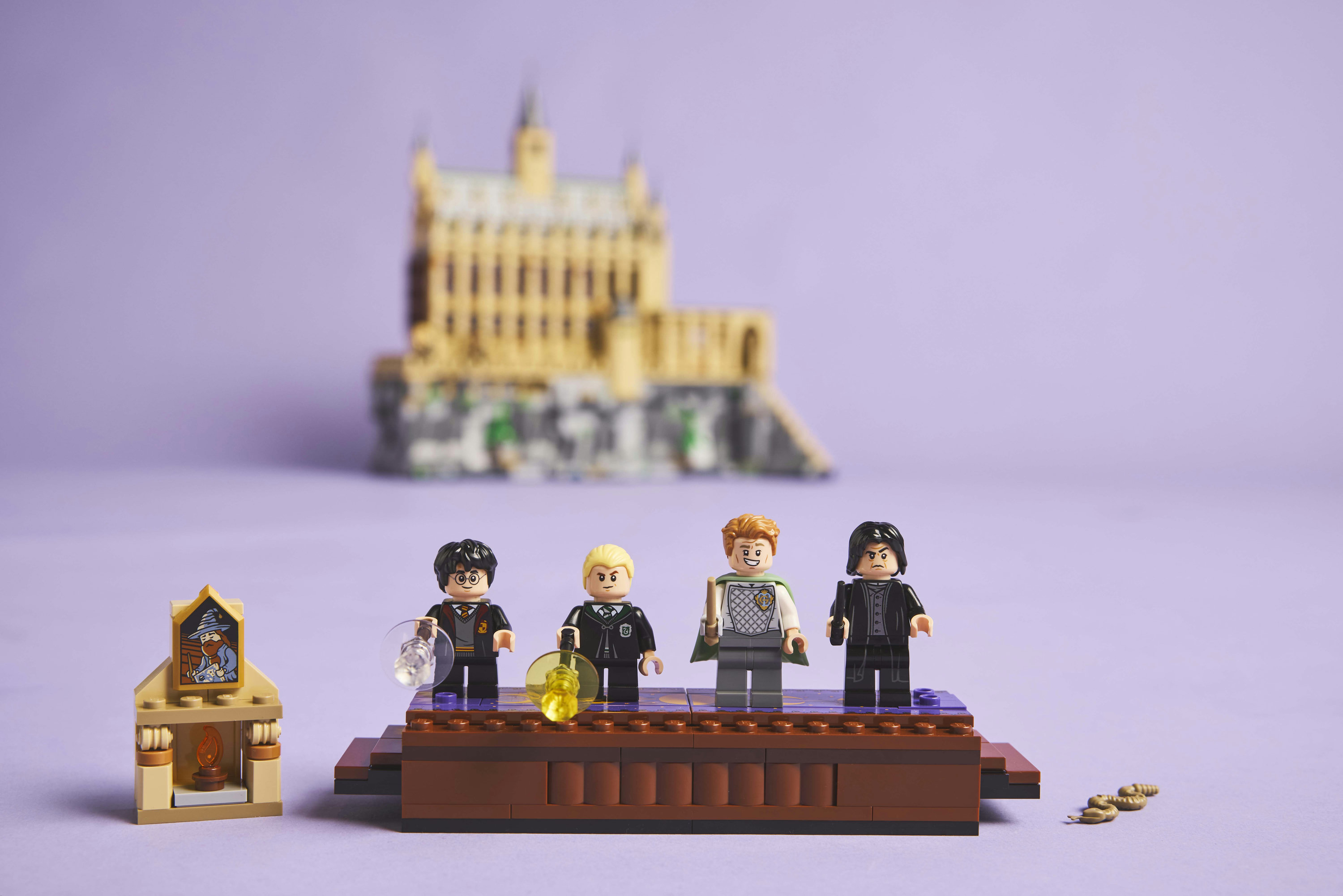 LEGO Harry Potter Castello di Hogwarts Club dei Duellanti con Funzione di Ribaltamento e 4 Minifigure, Regalo per Bambini 8+