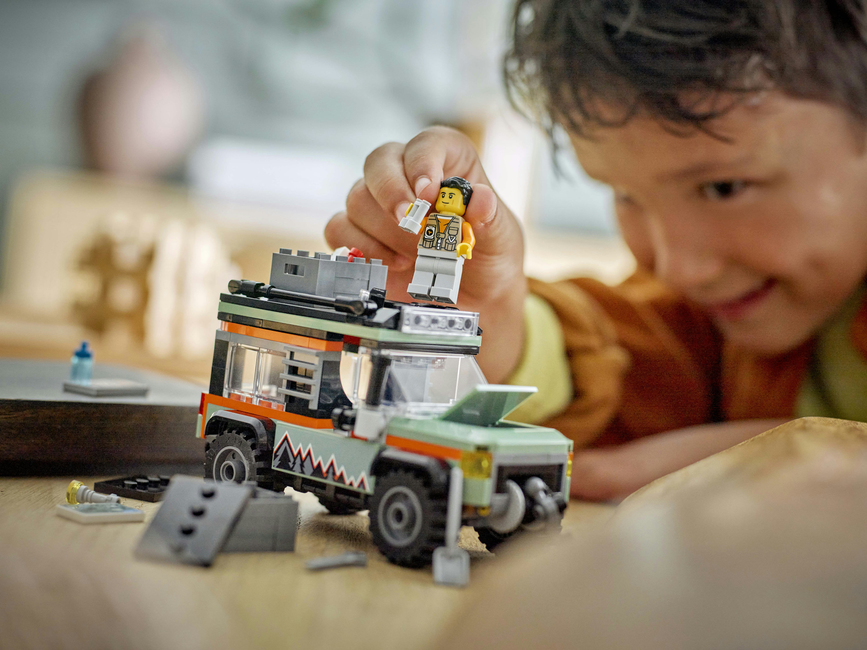 LEGO City 60447 Fuoristrada di Montagna 4x4 - Jeep Giocattolo da Costruire, Giochi per Bambini 6+ con 1 Minifigure e Accessori