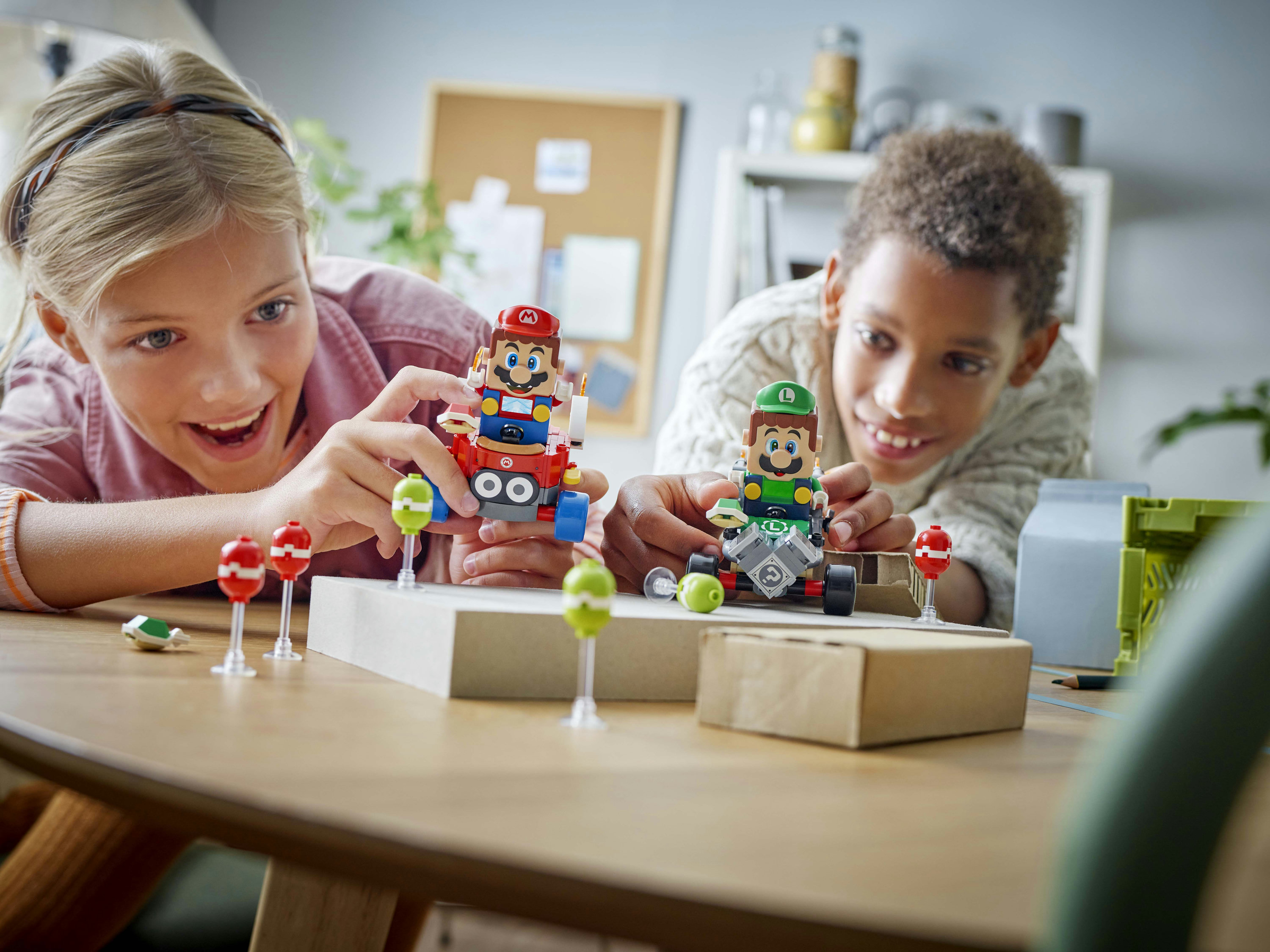 LEGO Super Mario 72034 Mario Kart : Baby Mario vs Baby Luigi, 2 Auto da Corsa da Costruire con Personaggi, Giochi Bambini 8+