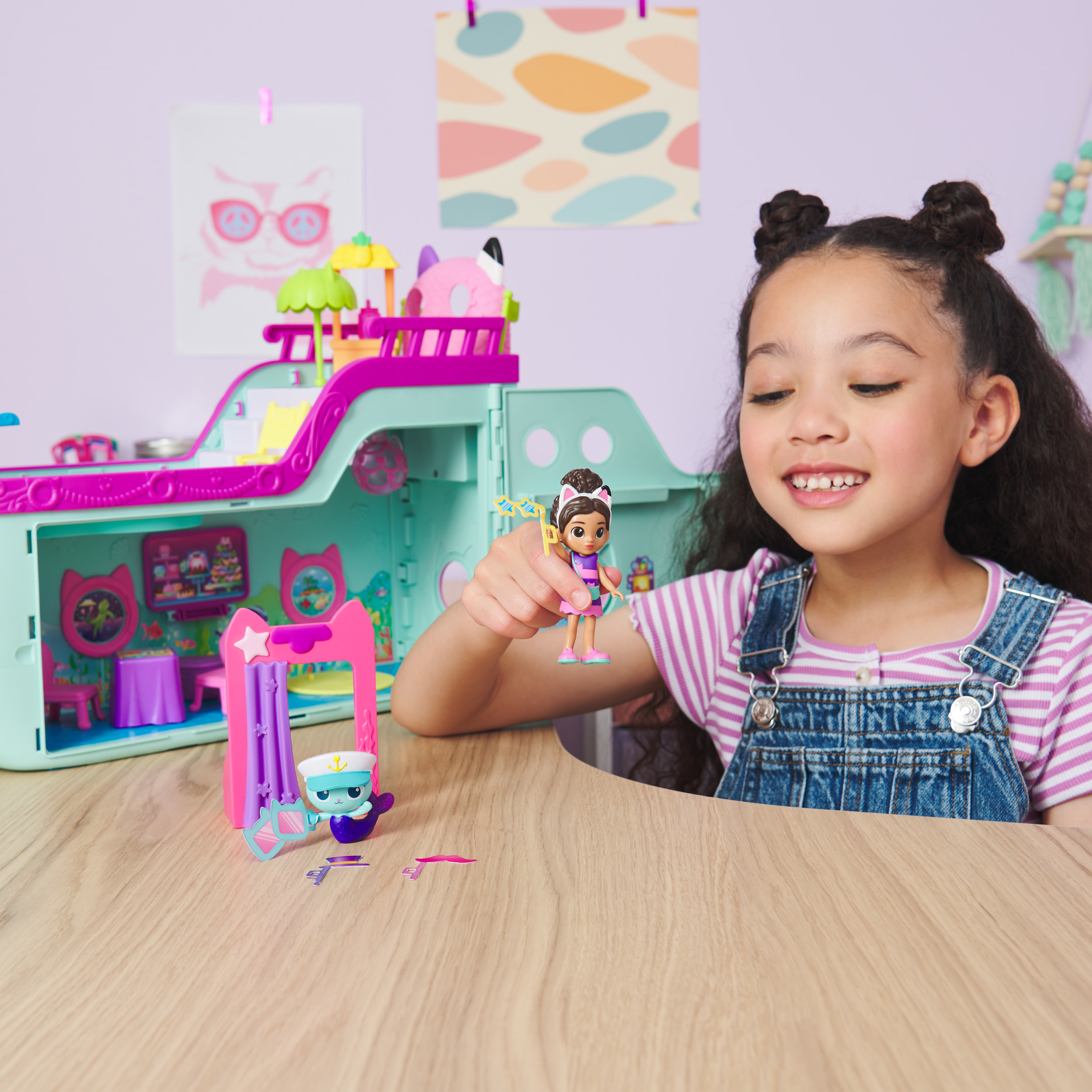 Gabby's Dollhouse , Crociera dei gatti di Gabby, nave da crociera giocattolo con 2 personaggi, giocattoli a sorpresa e accessori per la casa delle bambole, giocattoli per bambine e bambini dai 3 anni in su