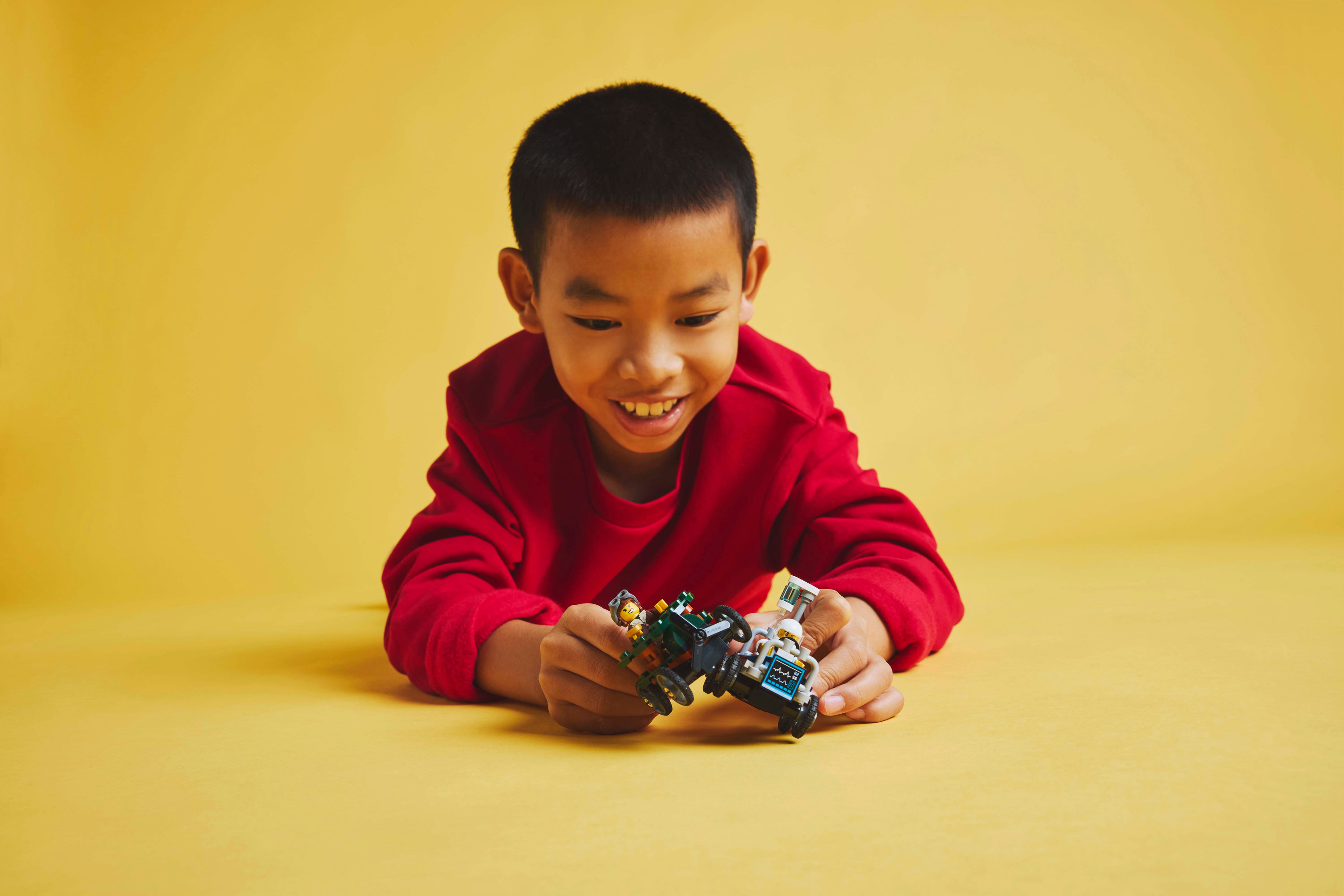 LEGO City Pack veicoli da corsa: aereo contro letto d&rsquo;ospedale