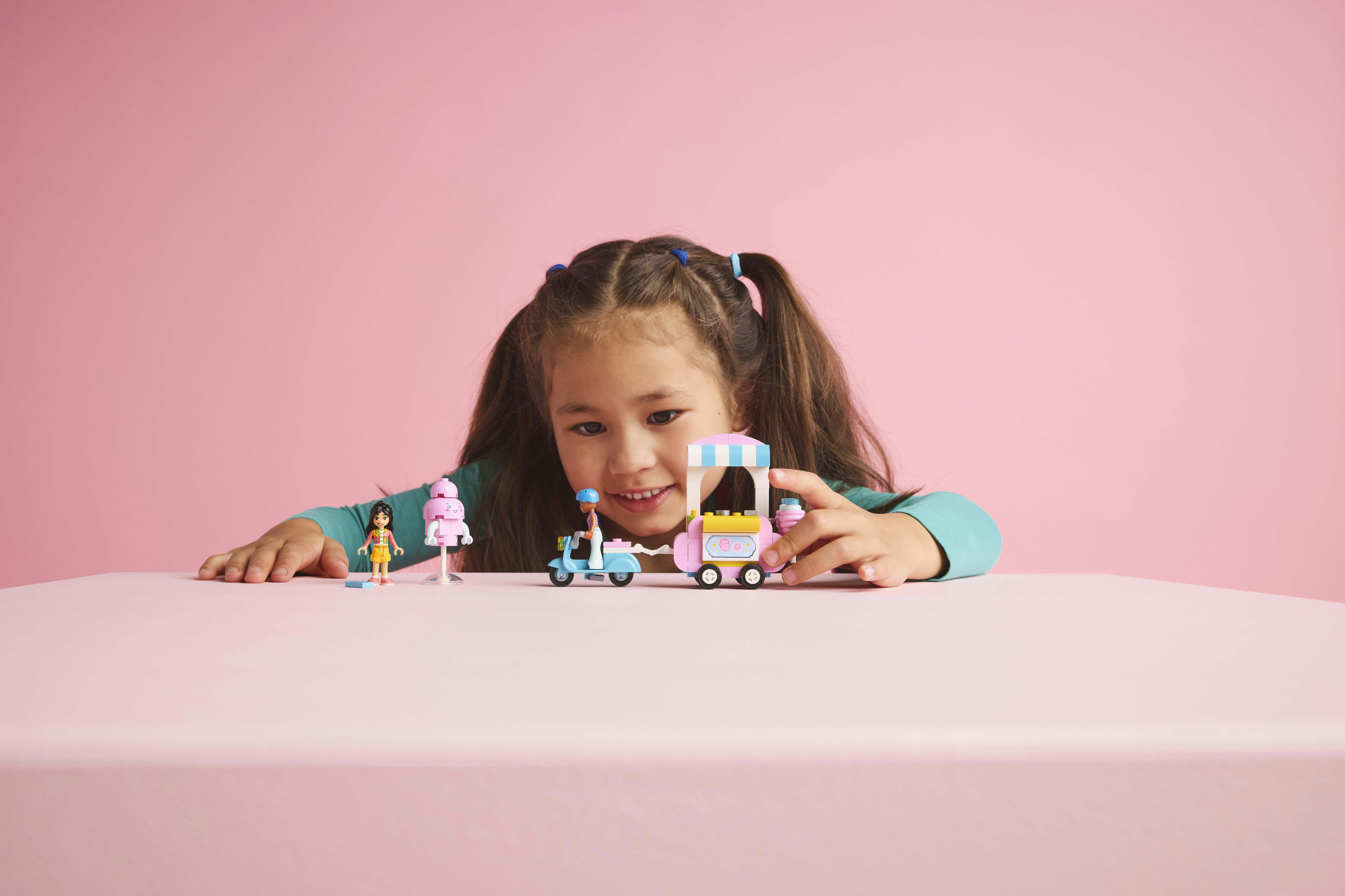 LEGO Friends 42643 Bancarella di Zucchero Filato e Scooter, Giochi di Ruolo Creativi Bambine 6+ con Veicolo e Mini Bamboline