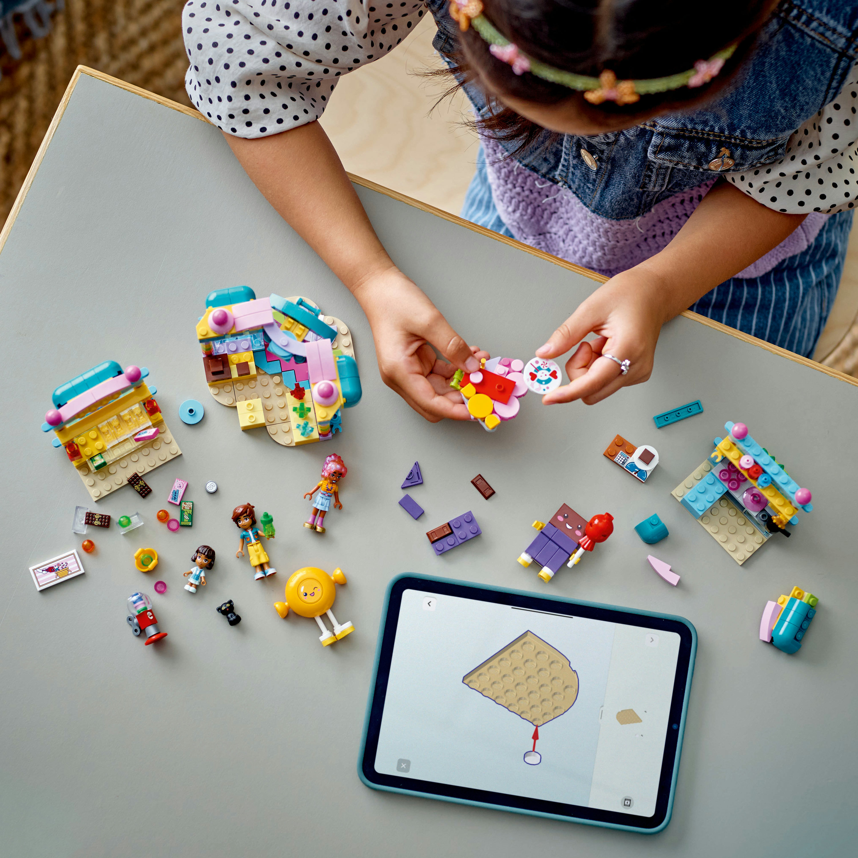 LEGO Friends 42649 Negozio di Dolciumi di Heartlake City, Giochi per Sviluppo Abilit&agrave; Sociali per Bambine e Bambini da 6 Anni