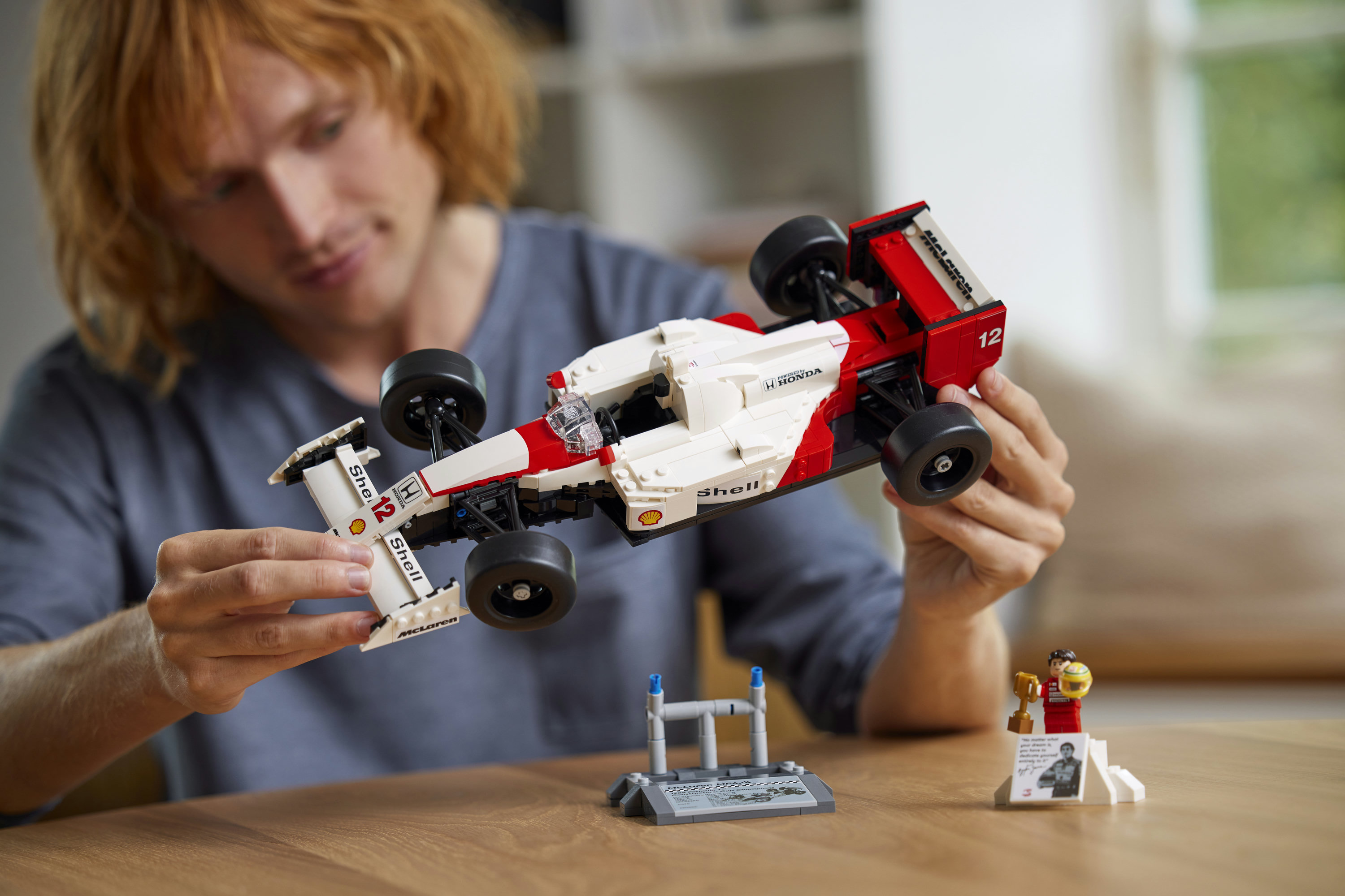 LEGO ICONS McLaren MP4/4 e Ayrton Senna