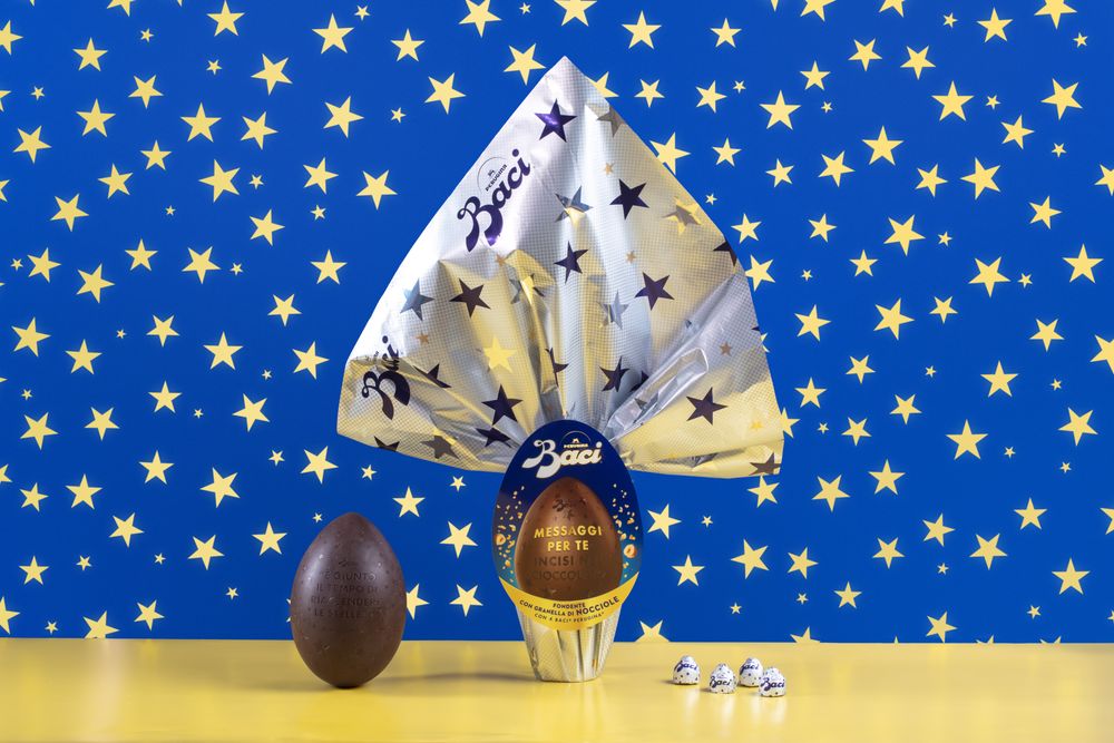 Uovo di Pasqua Cioccolato Fondente Messaggi Incisi con Nocciole e 4 Cioccolatini 310g