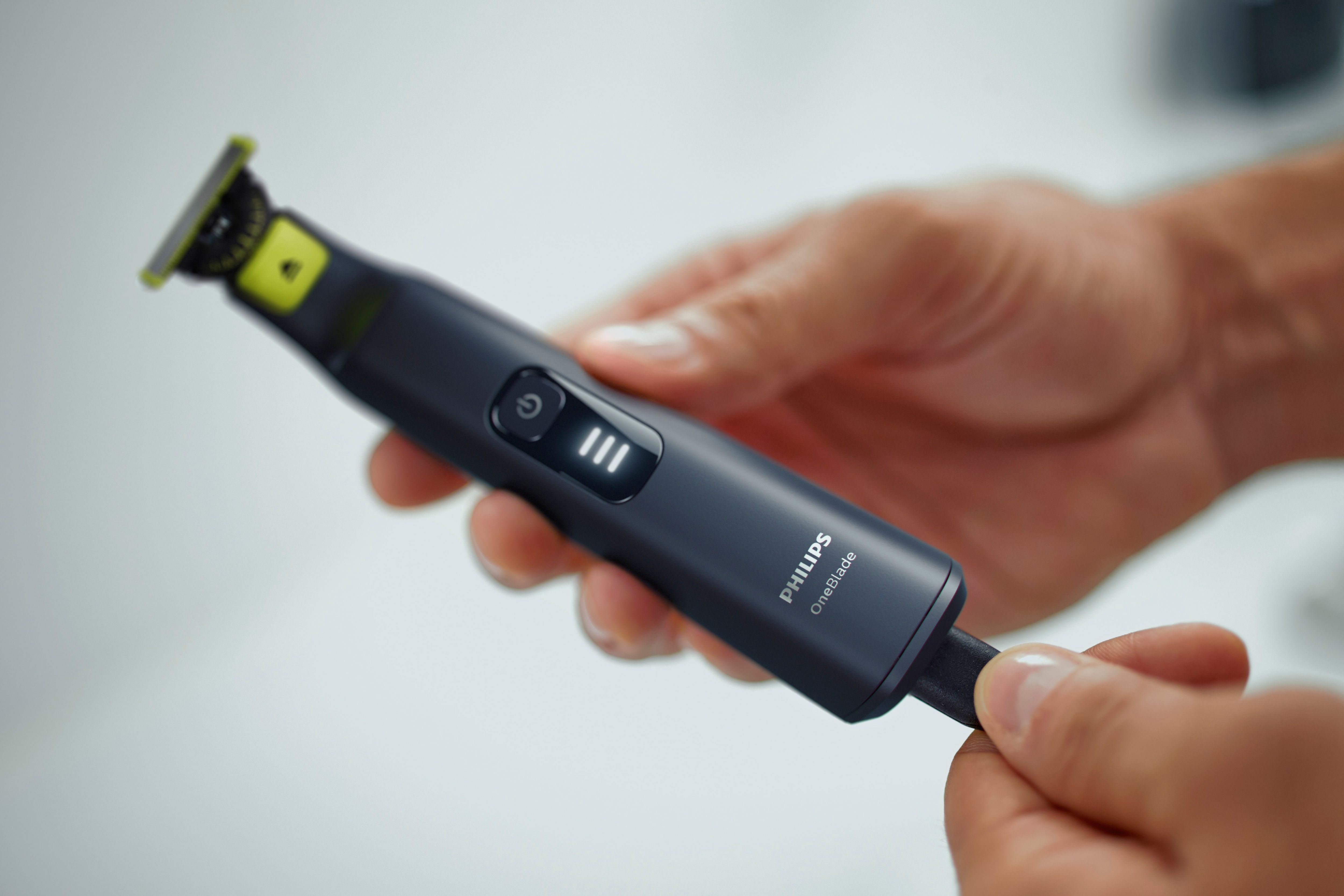 Philips OneBlade Pro 360 Face & Body Rasoio, Regolabarba e Rifinitore con Pettine di Precisione Regolabile 14 Lunghezze QP6541/15