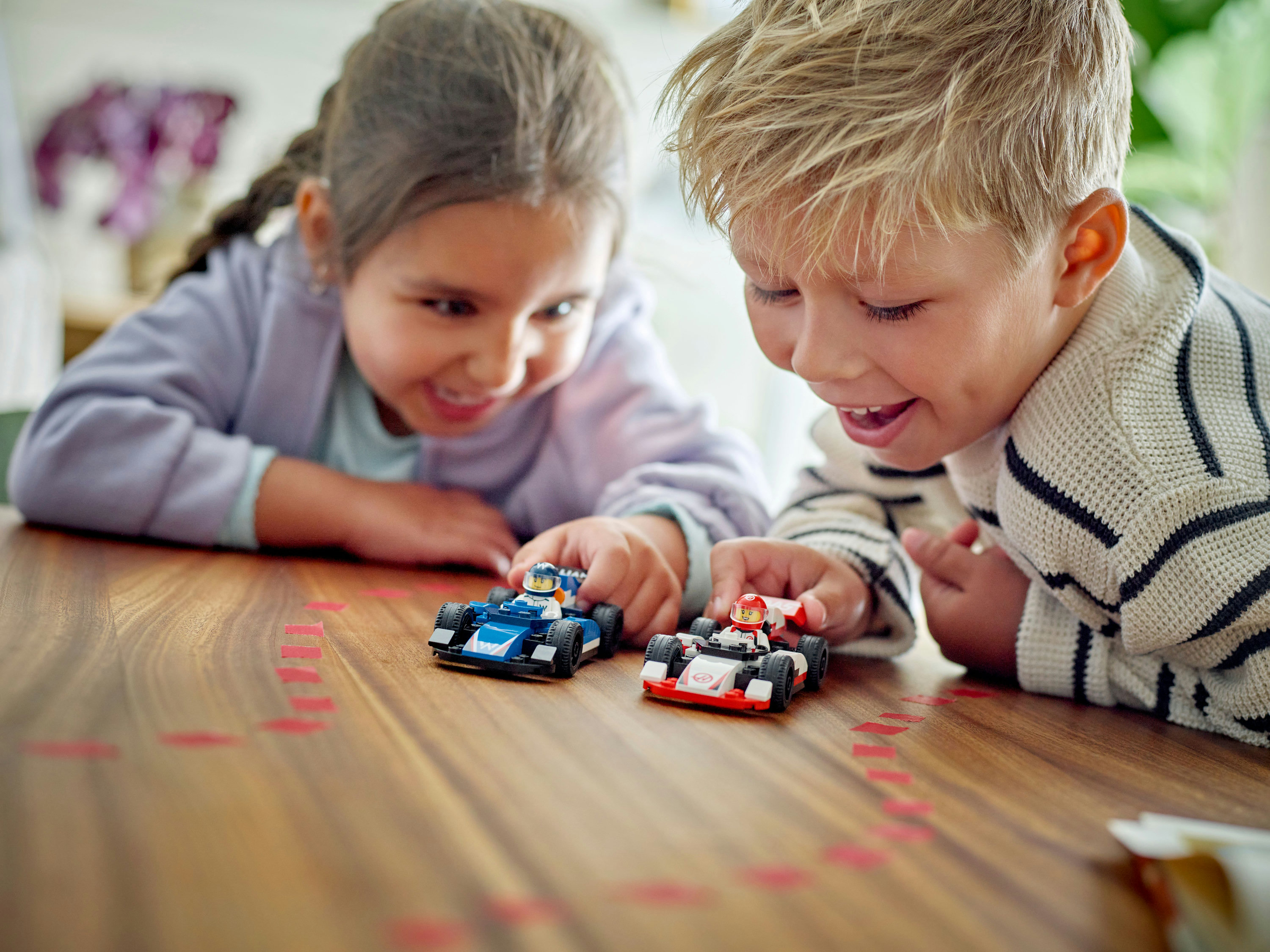 LEGO City Monoposto Williams Racing e Haas F1&reg;