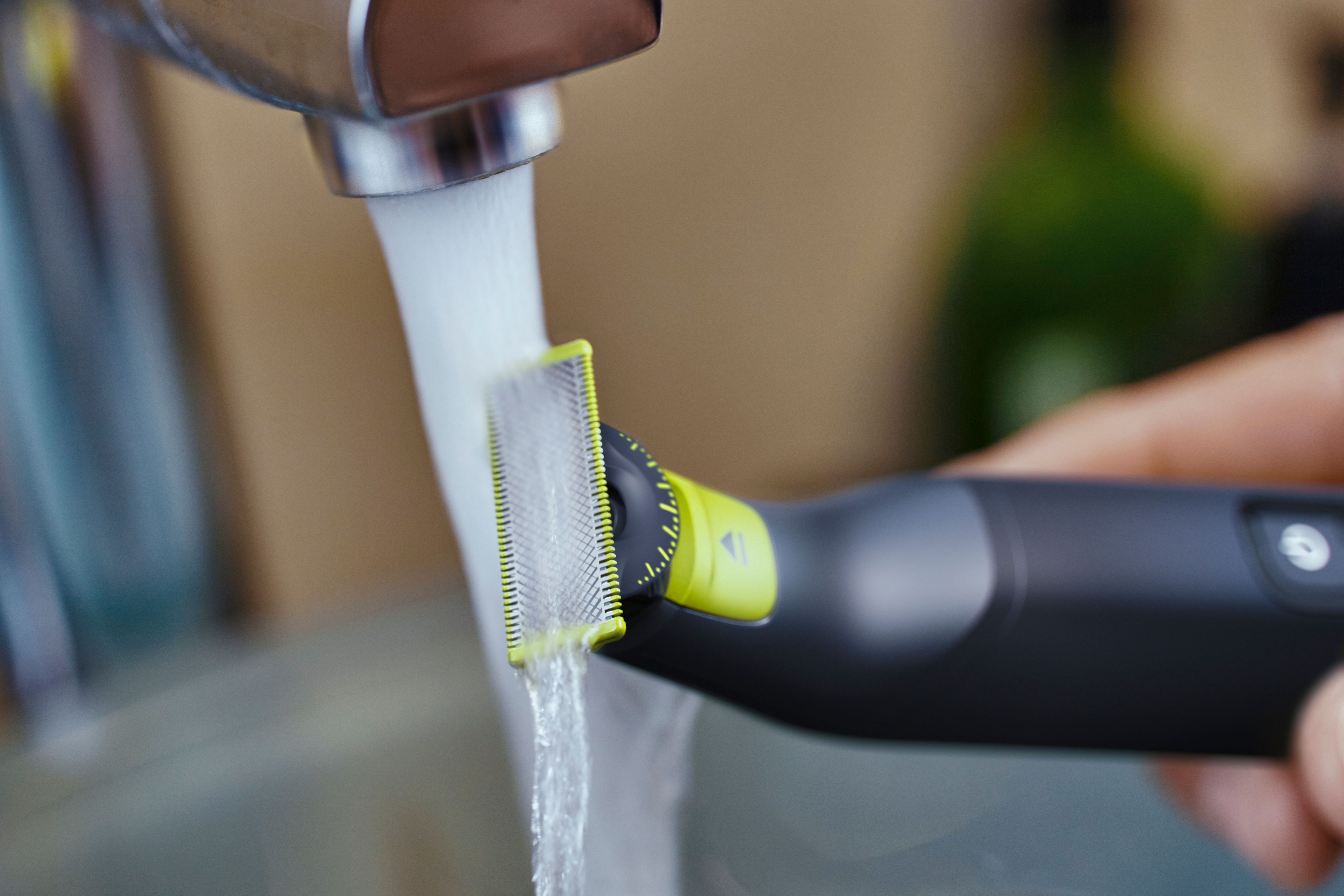 Philips OneBlade Pro 360 Face & Body Rasoio, Regolabarba e Rifinitore con Pettine di Precisione Regolabile 14 Lunghezze QP6541/15