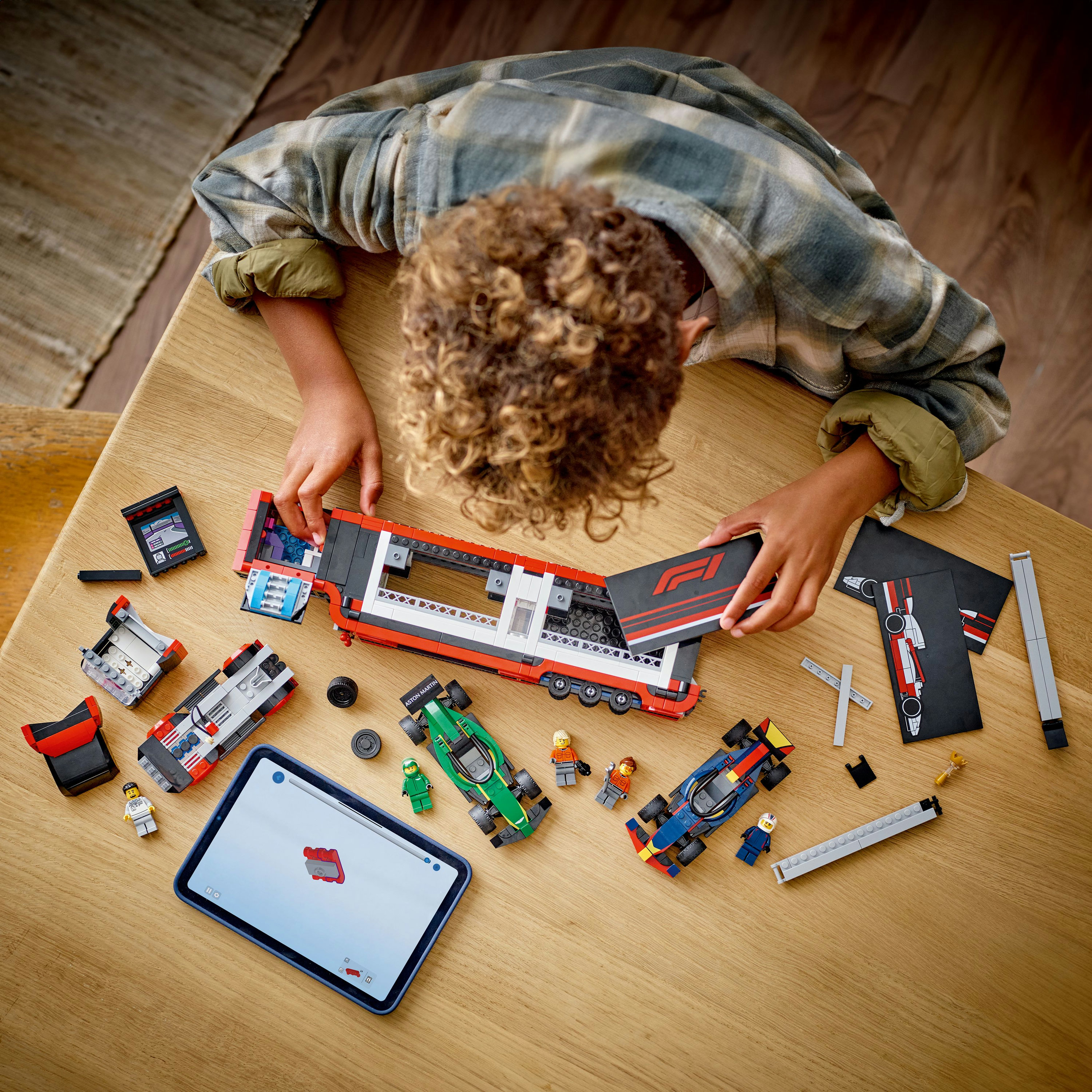 LEGO City Autotrasportatore F1® con monoposto RB20 e AMR24 F1®