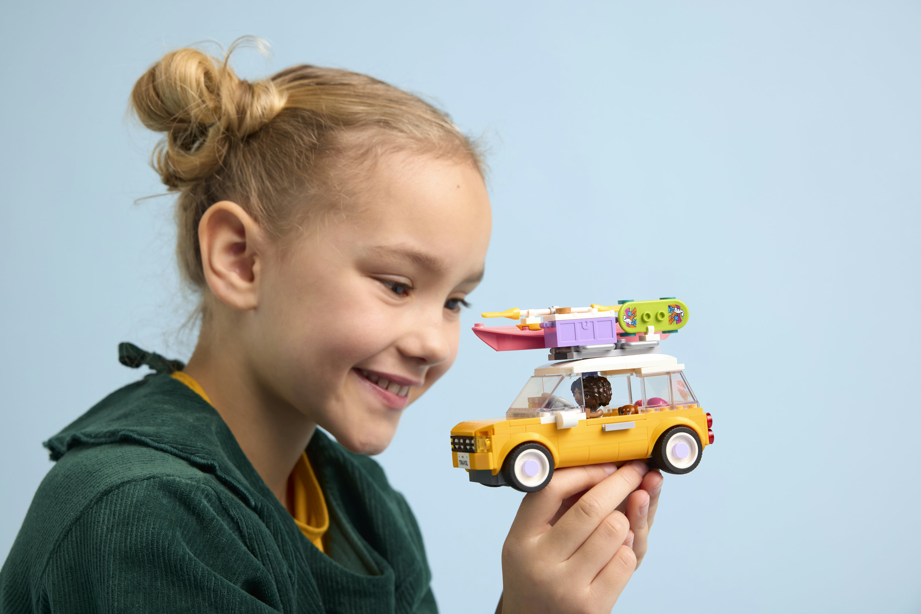 LEGO Friends 42659 Viaggio in Auto con il Cucciolo - Macchina Giocattolo con 2 Mini Bamboline, Cane e Accessori, Idea Regalo 6+