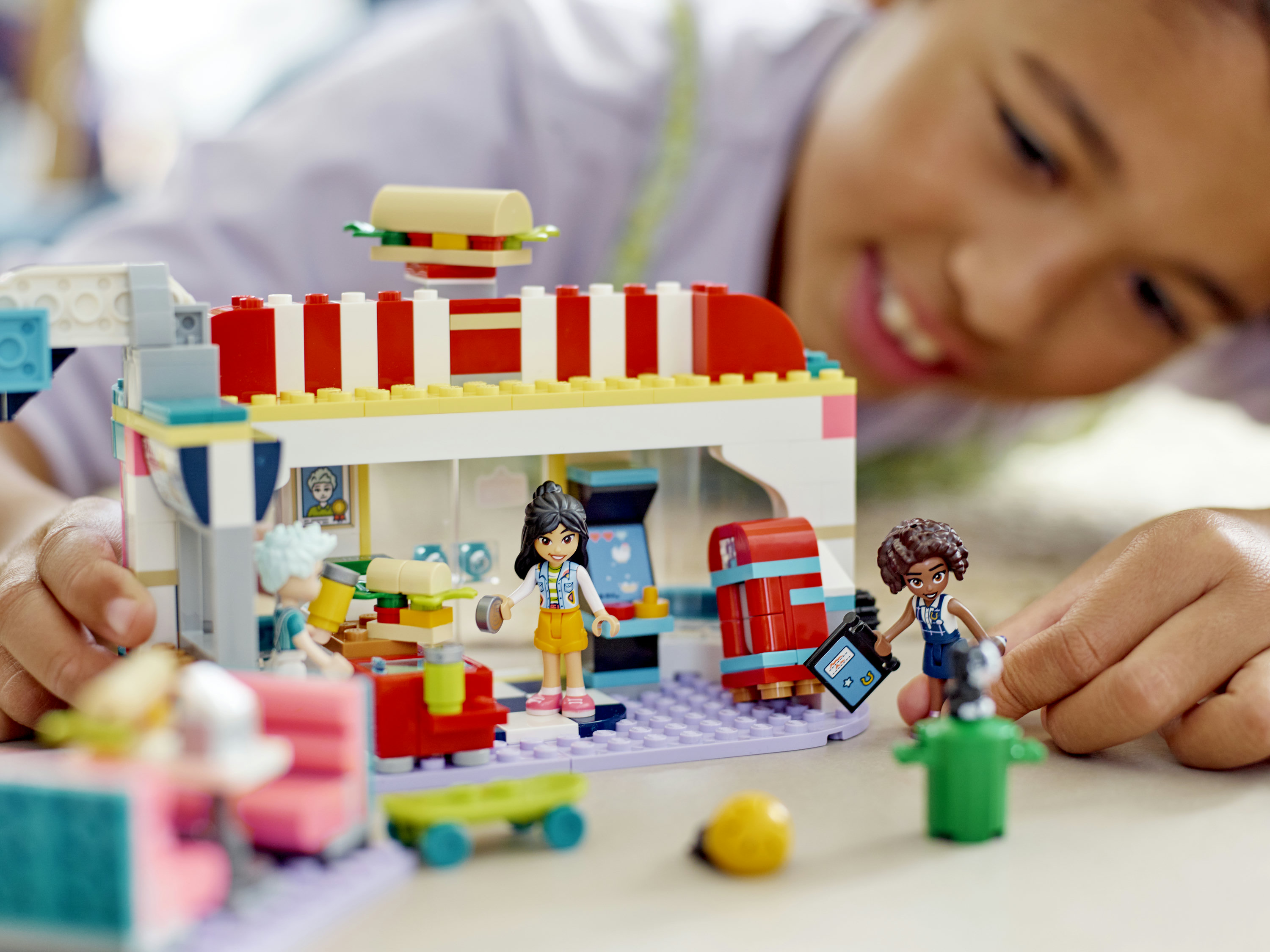 LEGO Friends 41728 Ristorante nel Centro di Heartlake City, Giochi per Bambini 6+ Anni, Mini Bamboline Liann, Aliya e Charli
