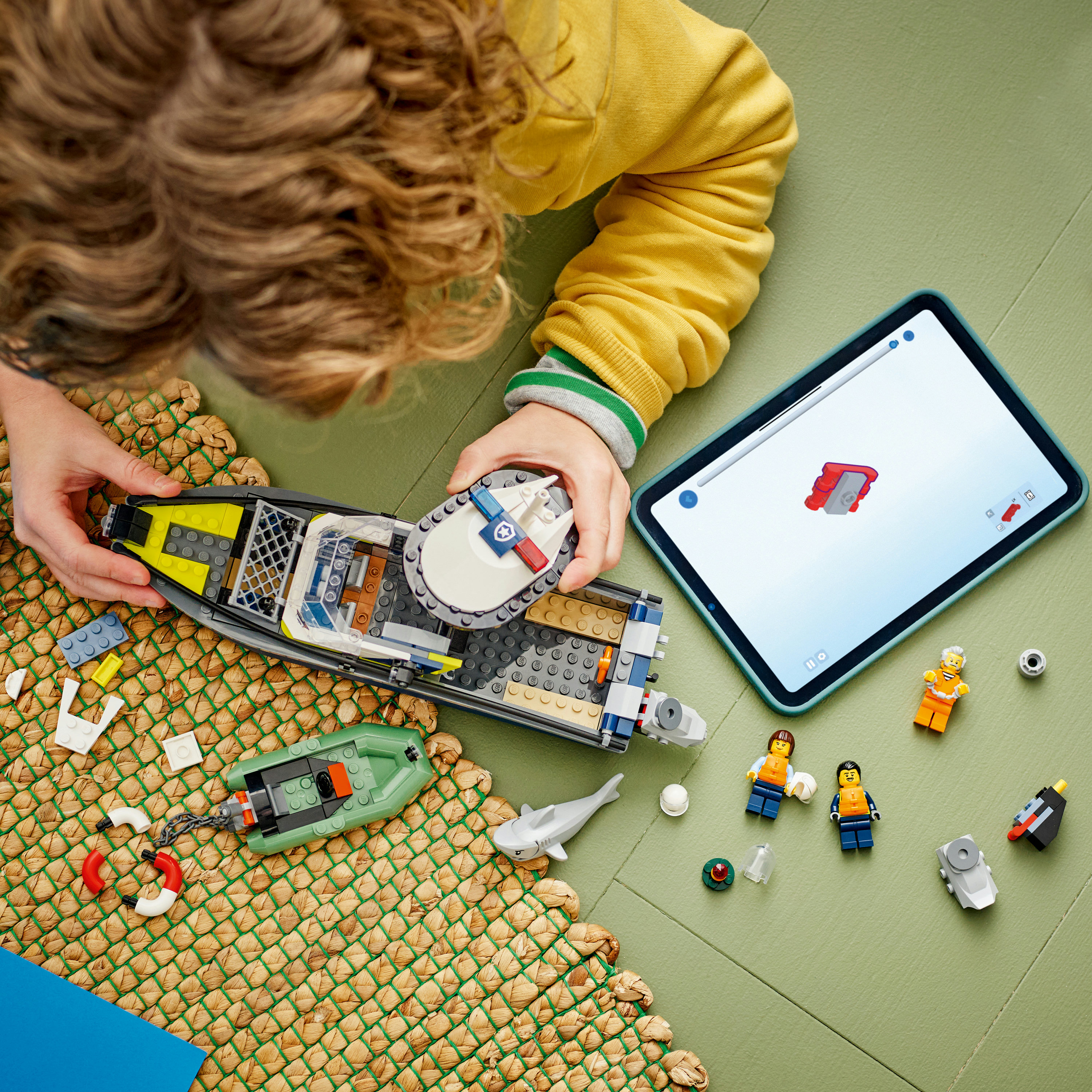 LEGO City 60456 Inseguimento del Motoscafo della Polizia, con 2 Barche Giocattolo, 3 Minifigure, Squalo, Regalo per Bambini6+