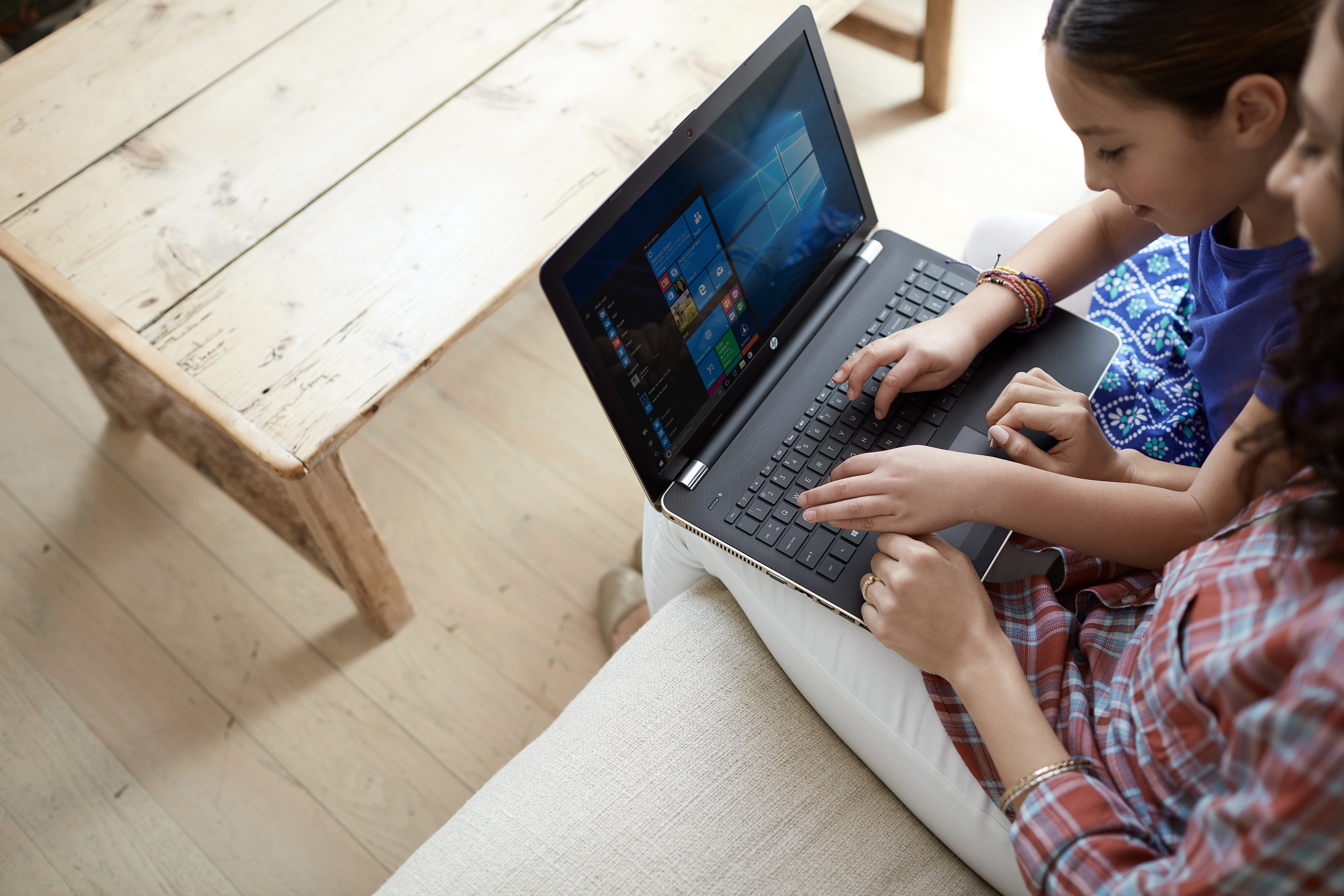 HP 15-bs524nl Intel&reg; Core&trade; i3 i3-6006U Computer portatile 39,6 cm (15.6") HD 8 GB DDR4-SDRAM 500 GB HDD Windows 10 Home Grigio