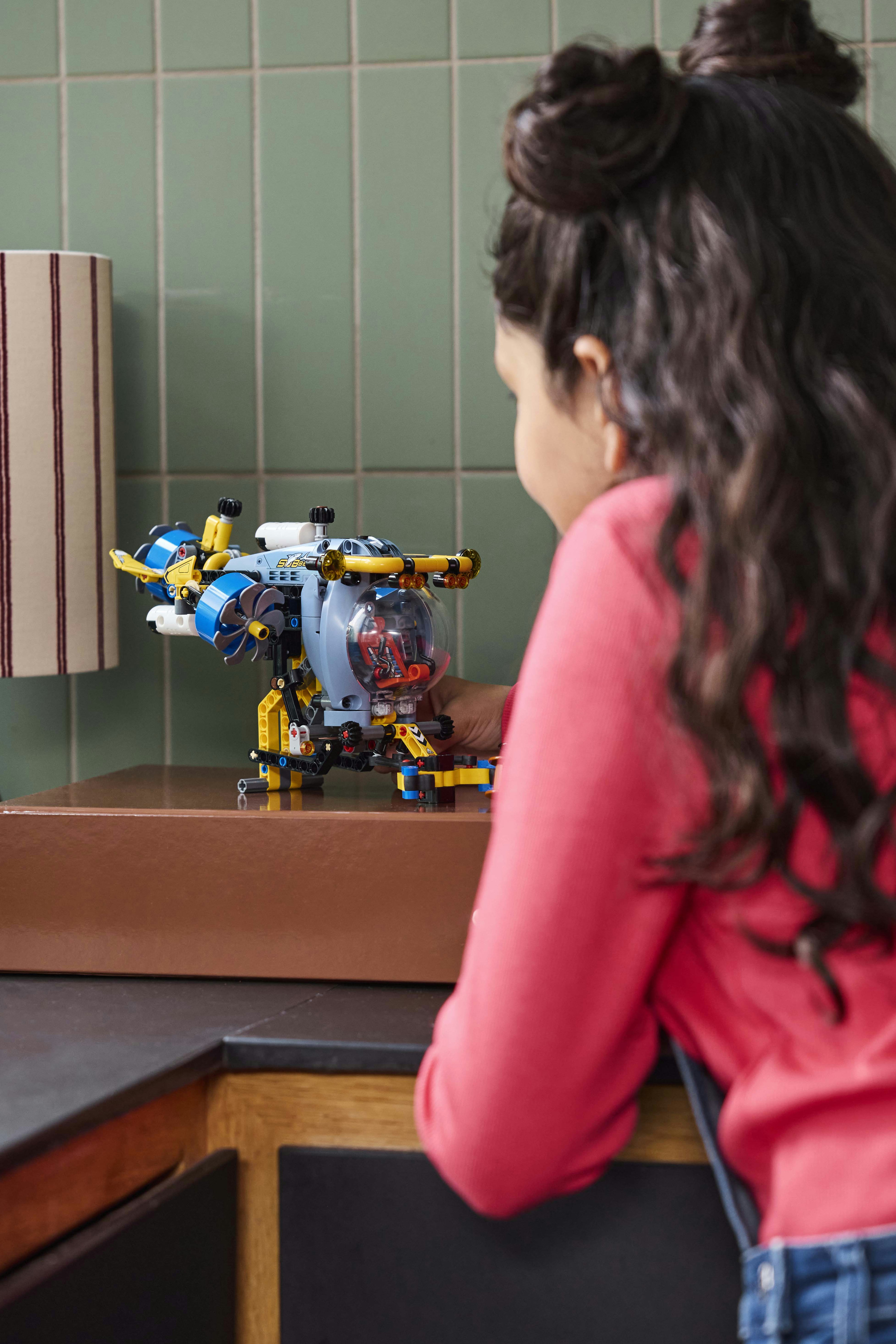 LEGO Technic 42201 Sottomarino per Esplorazioni Abissali, Giocattolo con Eliche Mobili e Cabina Apribile, Giochi Bambini 9+