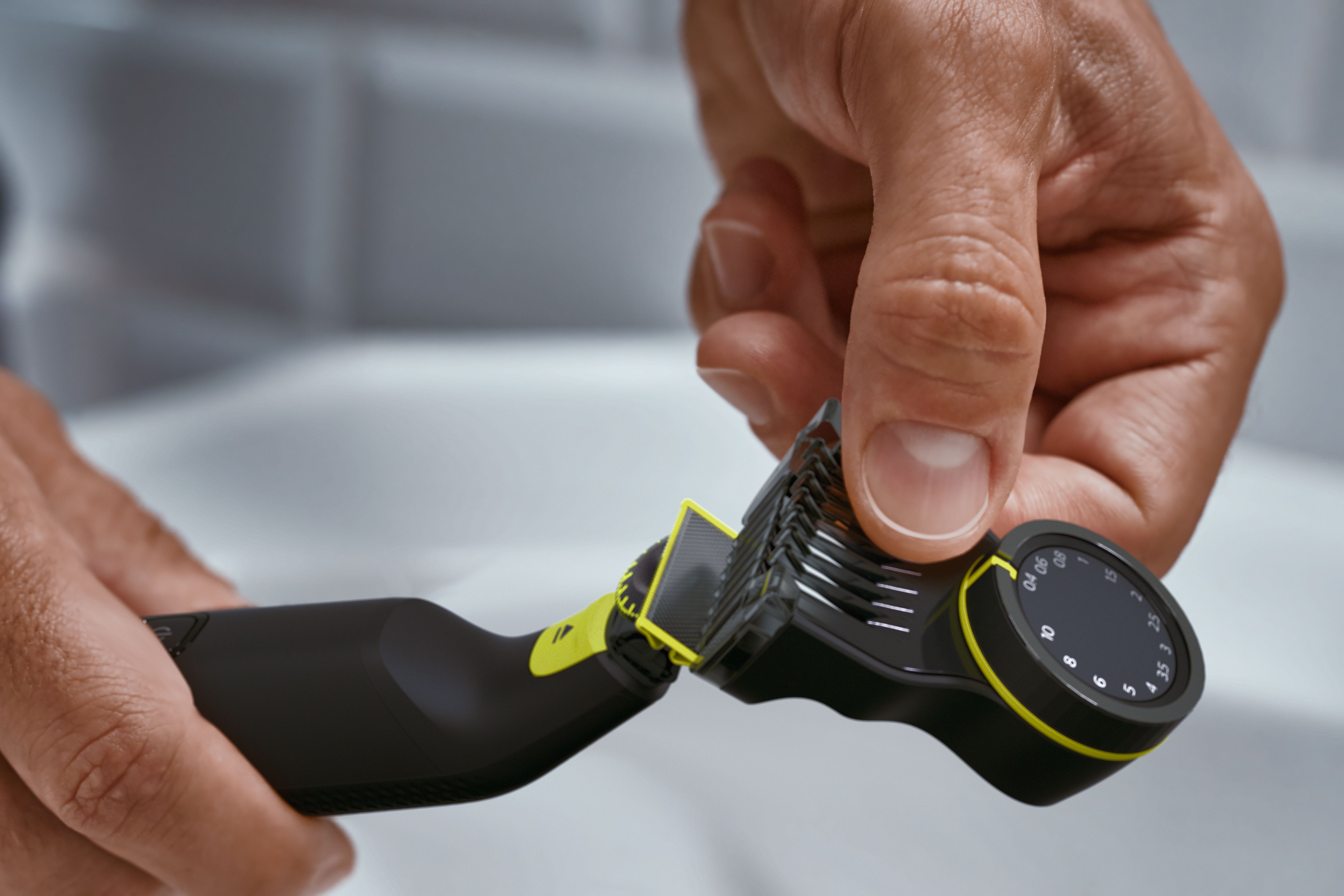 Philips OneBlade Pro 360 Face & Body Rasoio, Regolabarba e Rifinitore con Pettine di Precisione Regolabile 14 Lunghezze QP6541/15