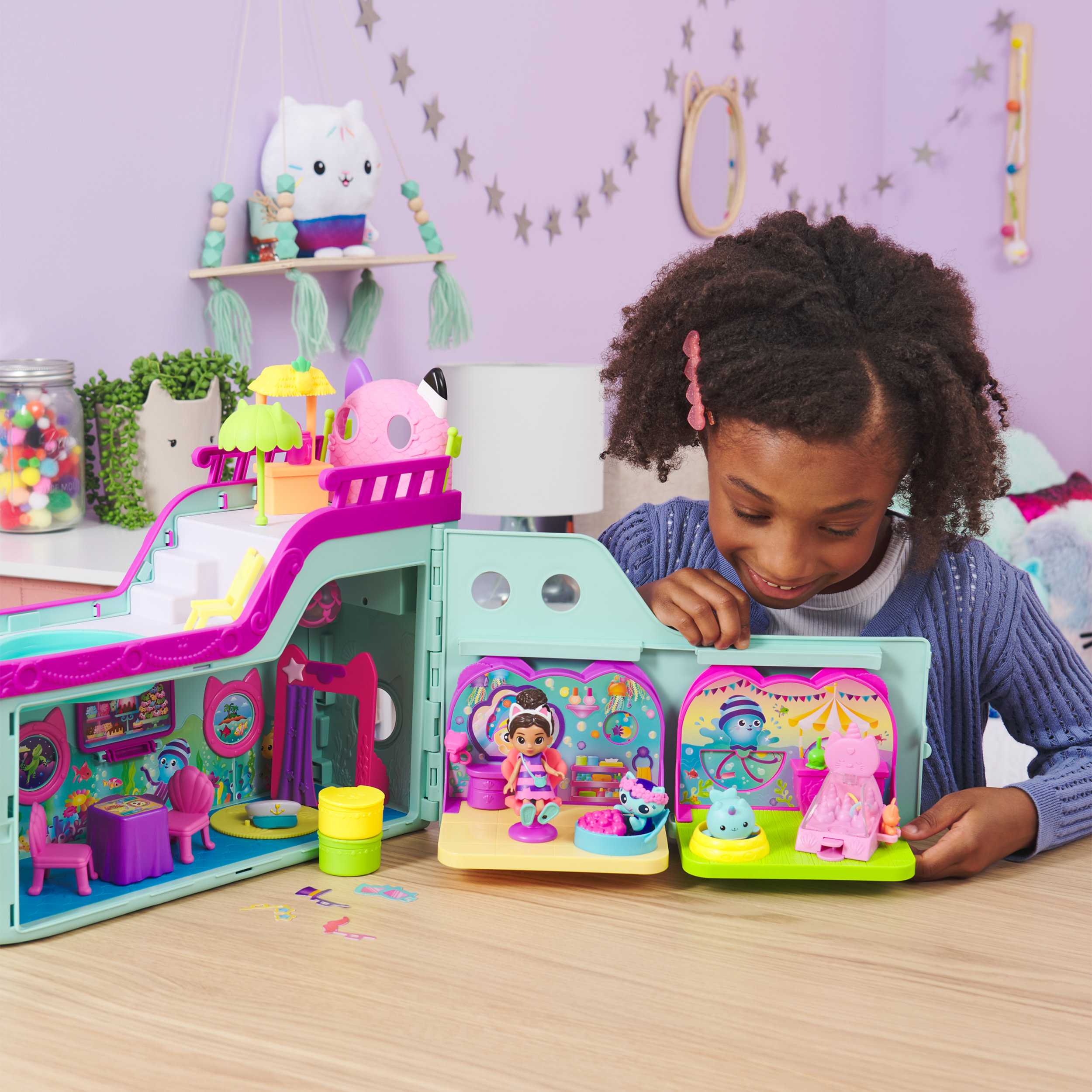 Gabby's Dollhouse , Crociera dei gatti di Gabby, nave da crociera giocattolo con 2 personaggi, giocattoli a sorpresa e accessori per la casa delle bambole, giocattoli per bambine e bambini dai 3 anni in su