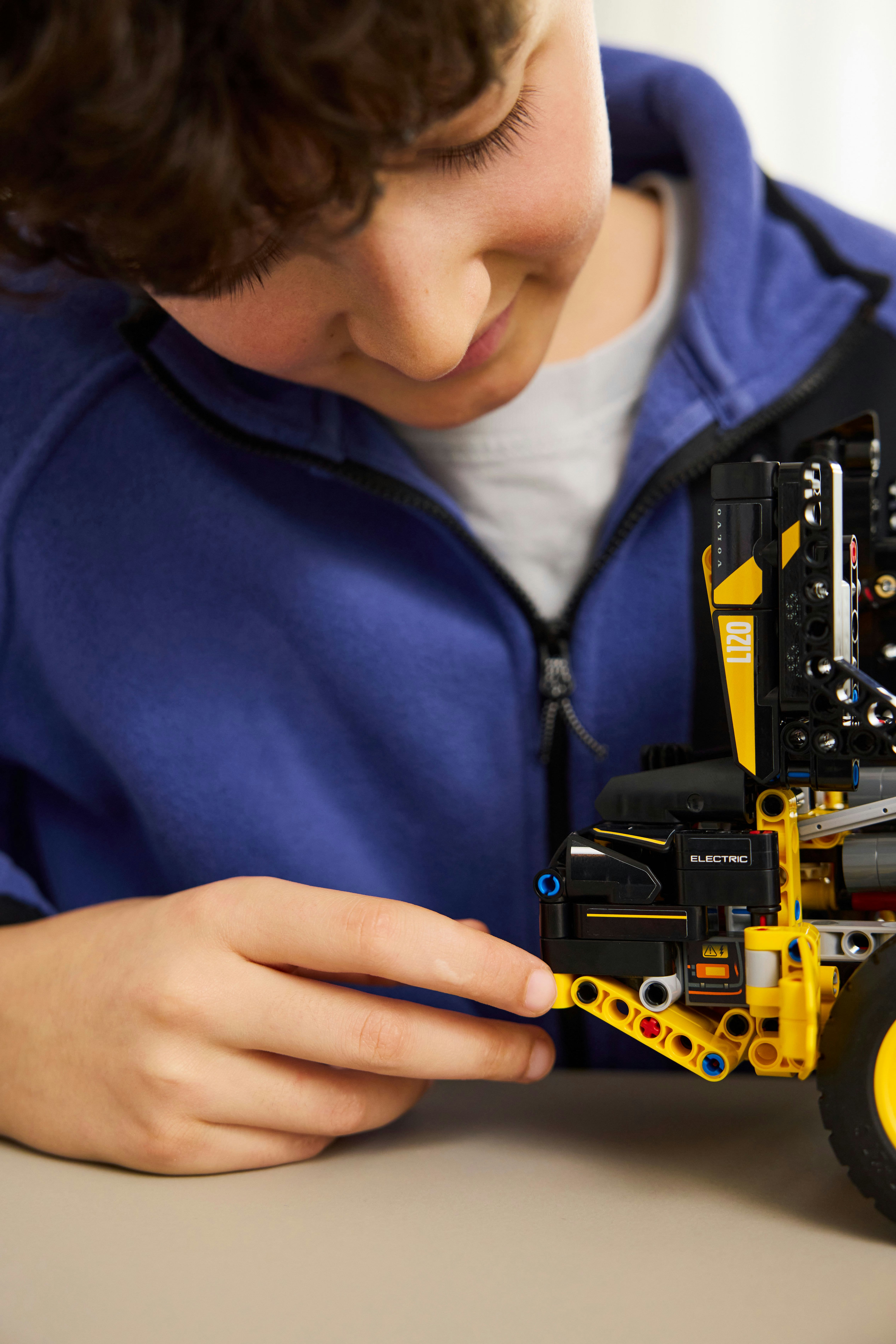 LEGO Technic Pala gommata Volvo L120 Electric