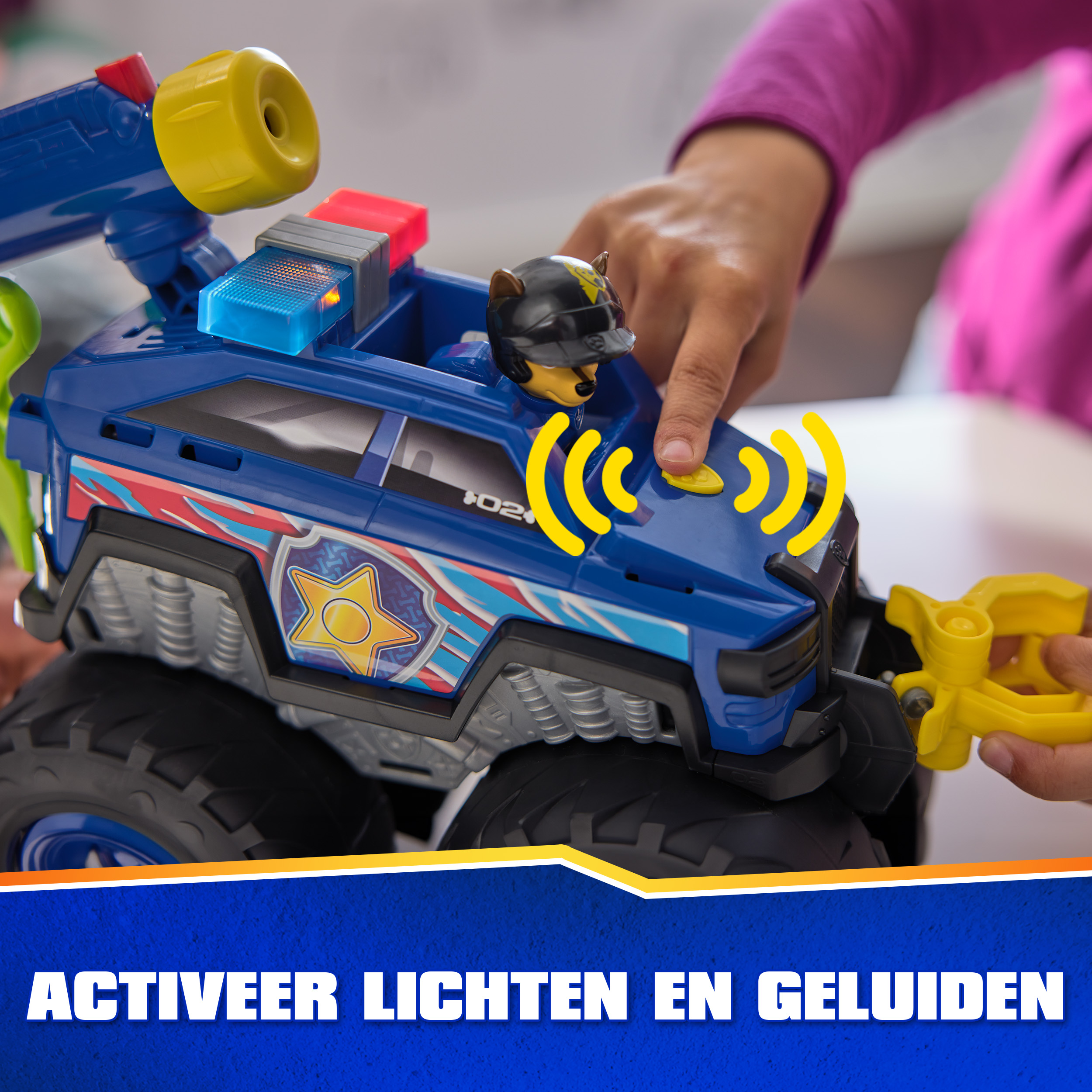 PAW Patrol : Rescue Wheels Chase Deluxe, Veicolo Giocattolo con Propulsore, Argano Motorizzato, Luci e Suoni, Giocattoli per Bambini e Bambine, 3+ Anni