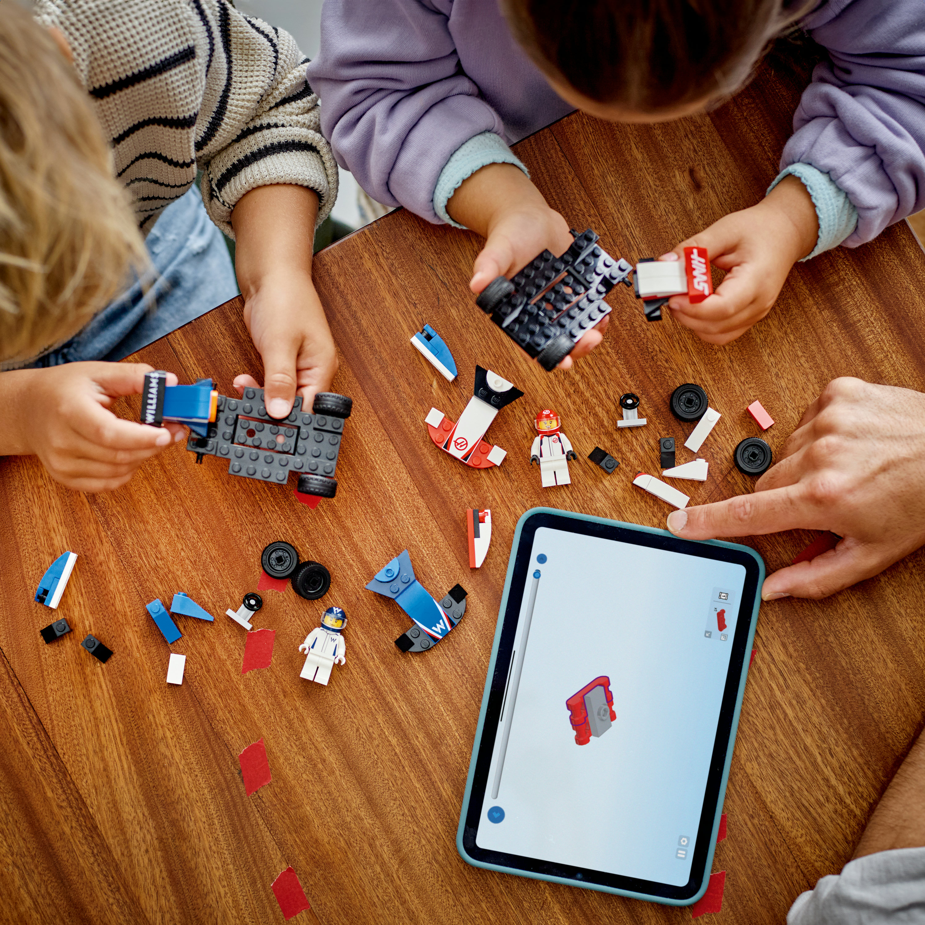 LEGO City 60464 Williams Racing e Haas F1, 2 Modelli di Auto con 2 Minifigure, Regalo Bambini4+ Fan delle Macchine Giocattolo