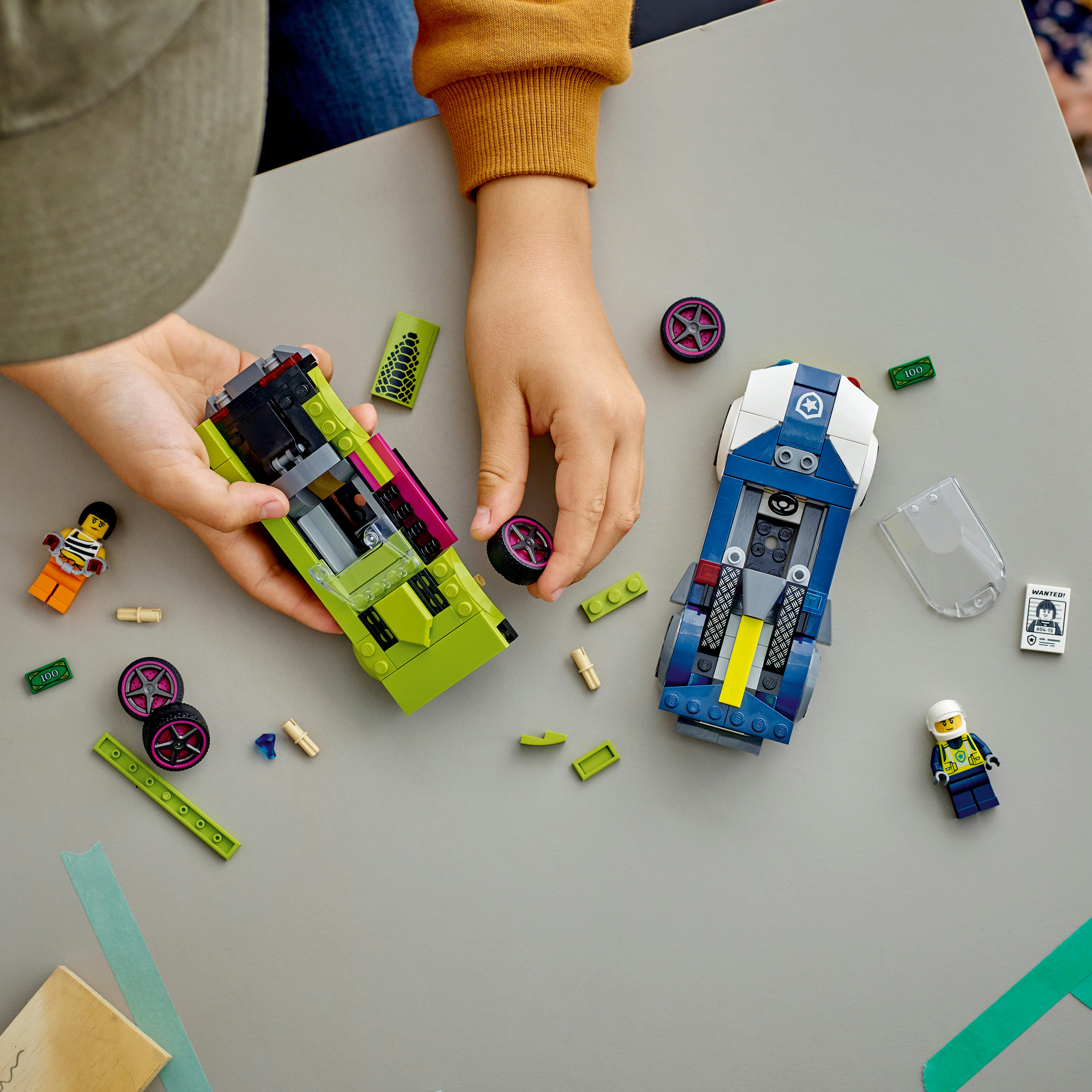 LEGO City 60415 Inseguimento della Macchina da Corsa, 2 Modellini di Auto della Polizia, Giocattolo per Bambini di 6+ Anni