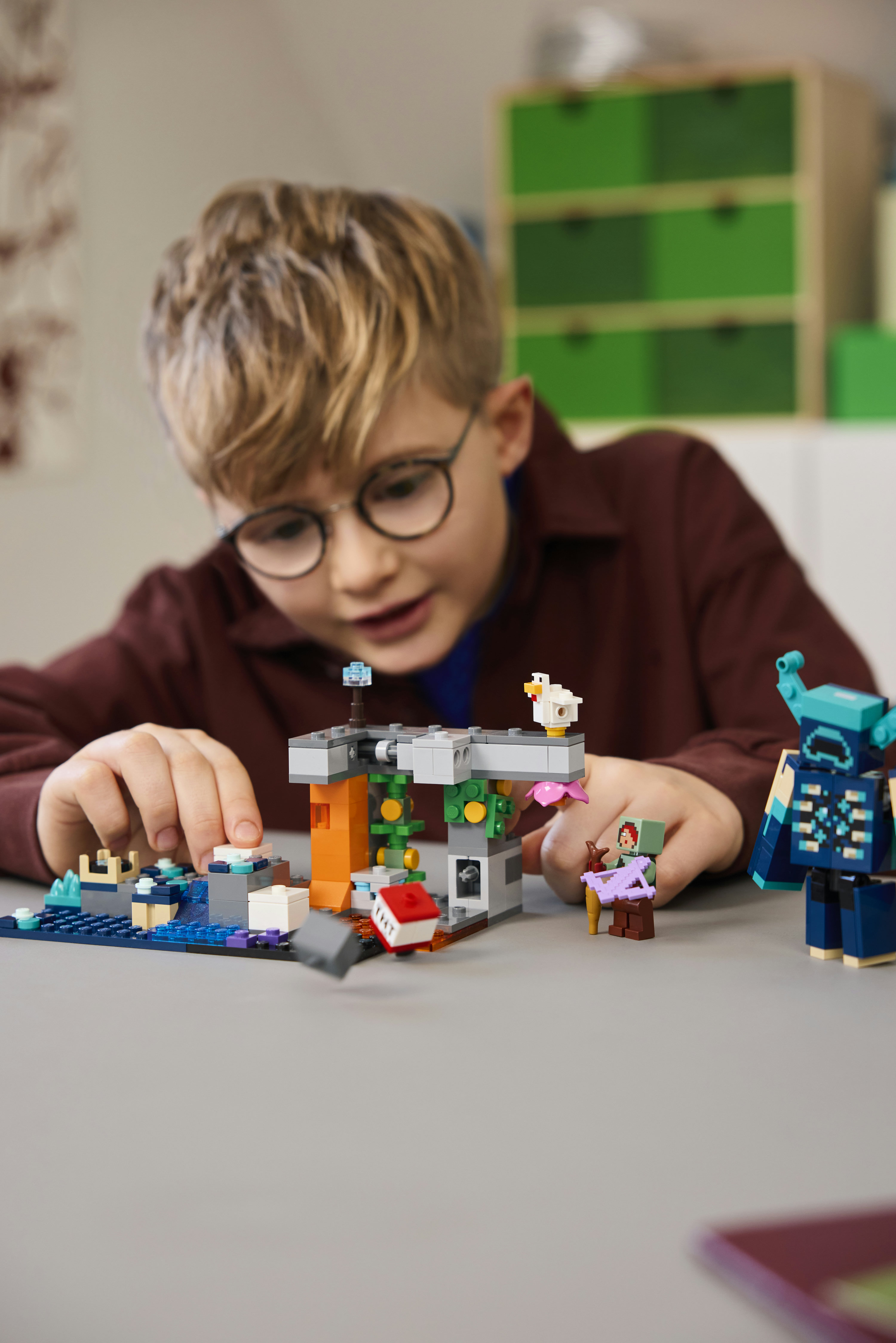 LEGO Minecraft 21274 L&rsquo;Incontro con il Sorvegliante, Giocattolo con Minifigure, Mob e Funzione Caduta Massi, Idea Regalo 7+