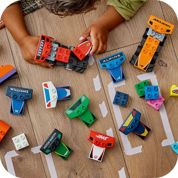 LEGO DUPLO Auto da corsa e piloti Team F1®