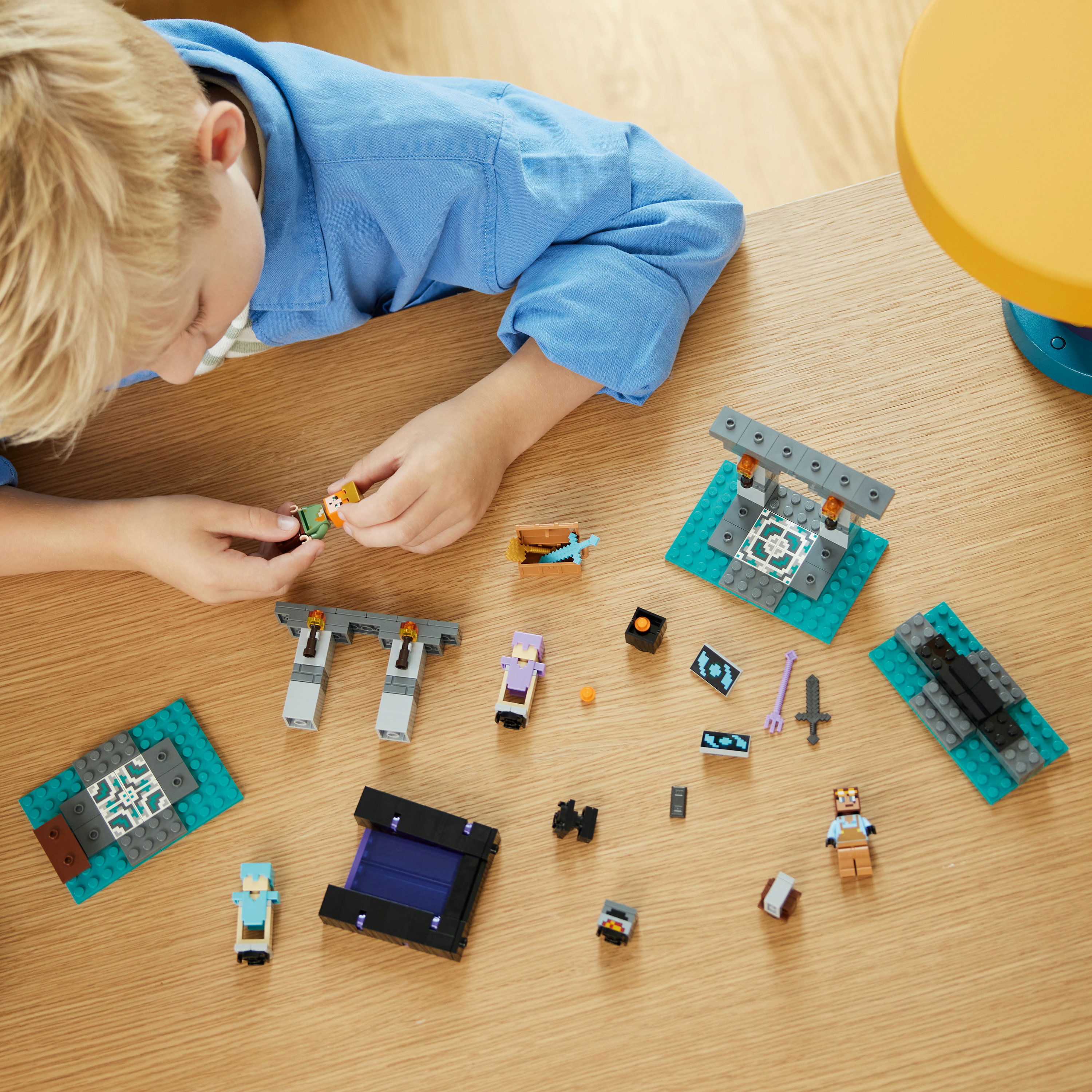 LEGO Minecraft 21252 L'Armeria con Personaggio Alex, Accessori e Armi Giocattolo per Bambini di 7+ Anni e Fan del Videogioco