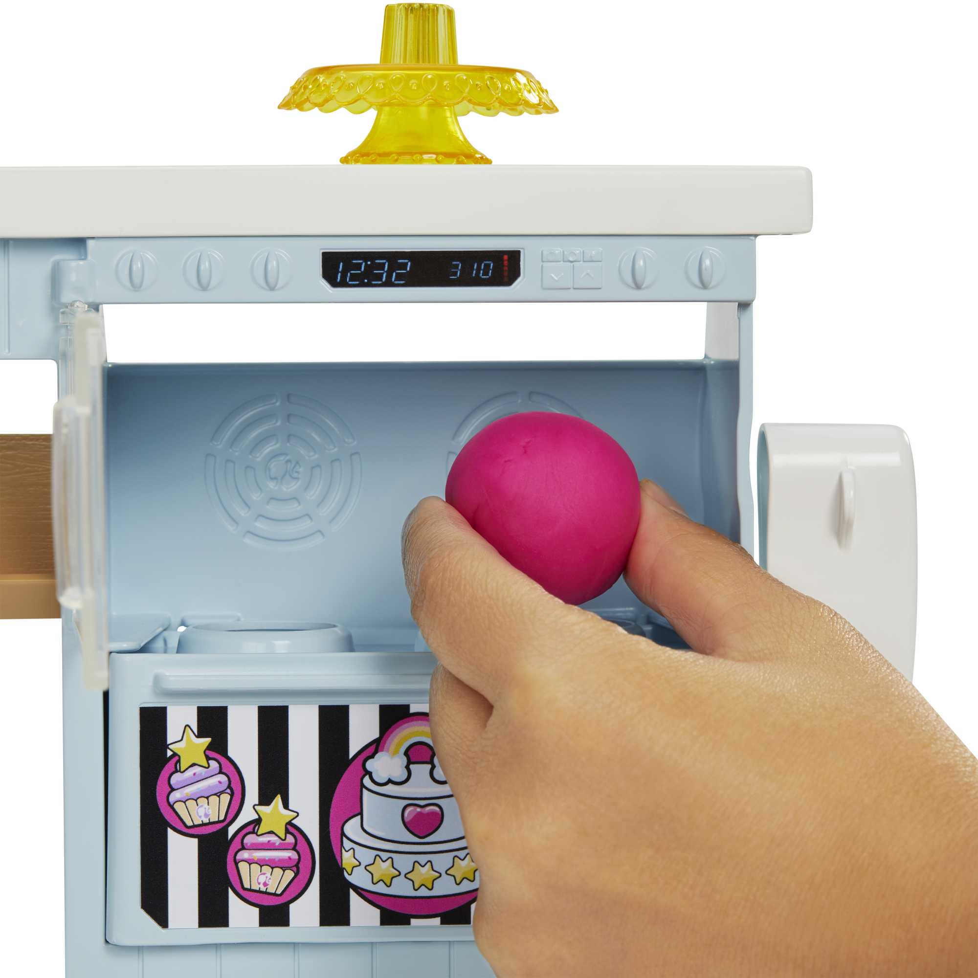 Barbie Pasticceria - Playset con Bambola e Postazione da Pasticceria - Bambola da 30 cm - Oltre 20 Accessori per Dolci - Regalo per Bambini da 3+ Anni