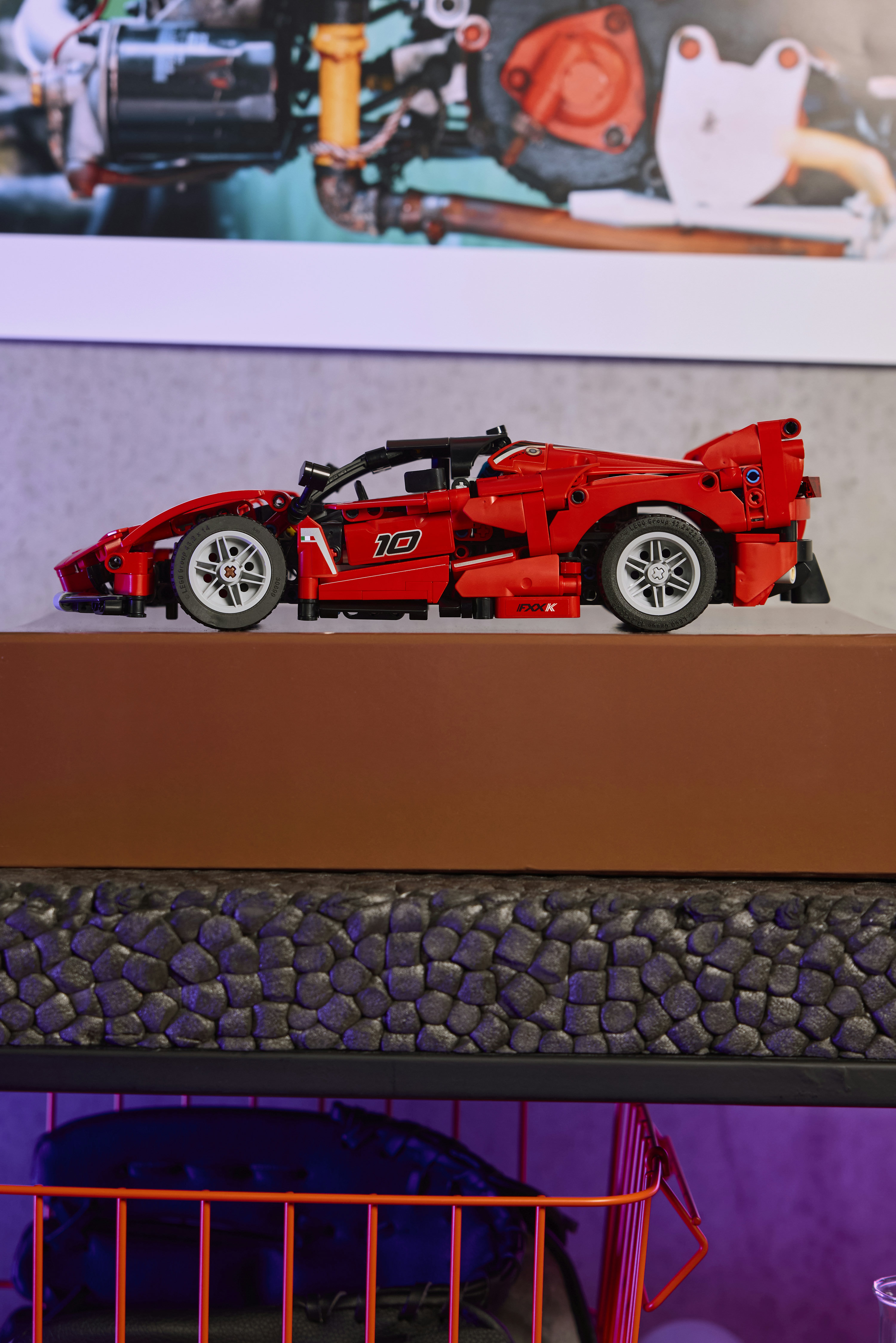 LEGO Technic 42212 Ferrari FXX K, Macchina Giocattolo da Esposizione con Motore V12 con Pistoni Mobili, Idea Regalo 10+ Anni