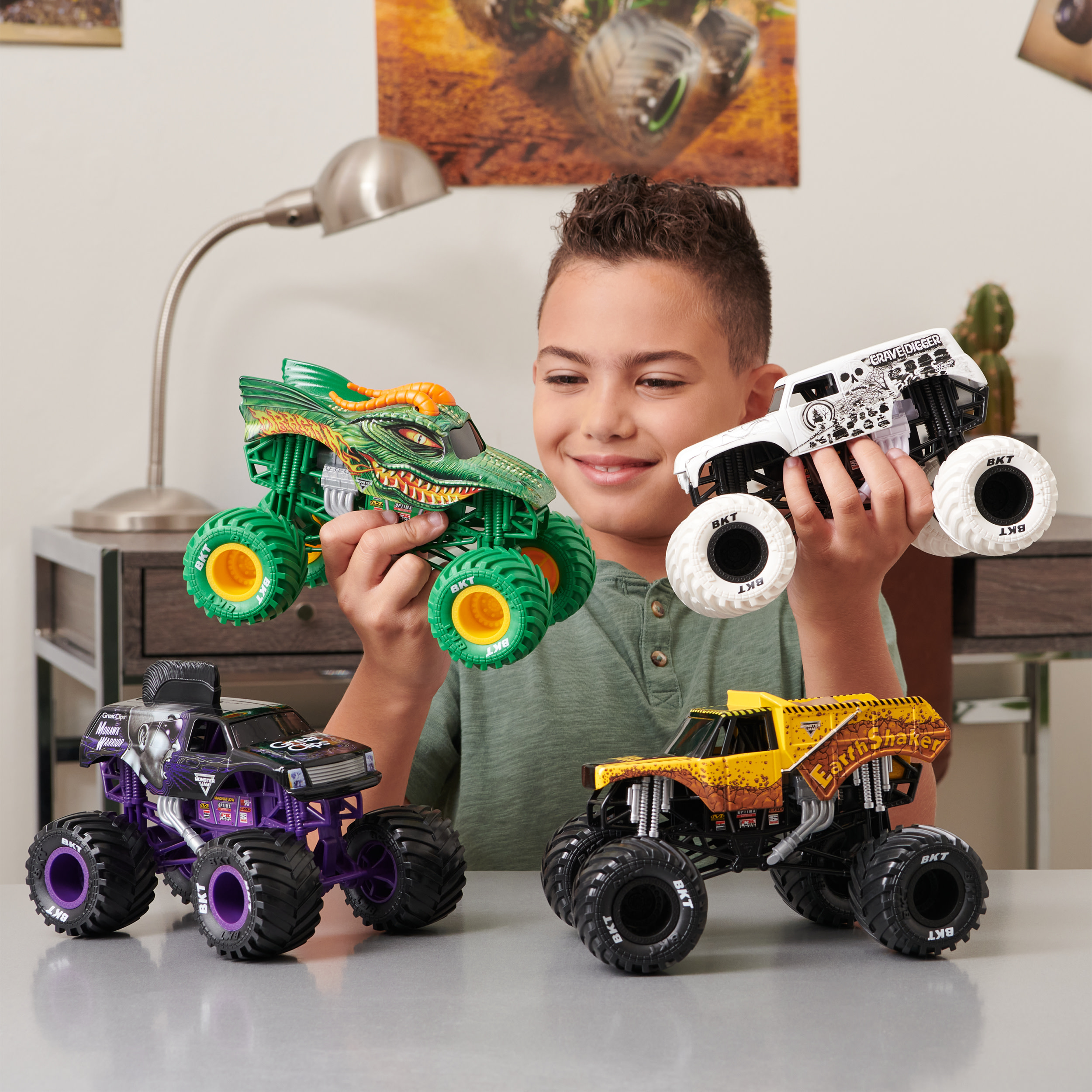 Monster Jam , veicolo Monster Truck ufficiale Batman, veicolo die-cast da collezione, in scala 1:24, giocattoli per bambini dai 3 anni in su