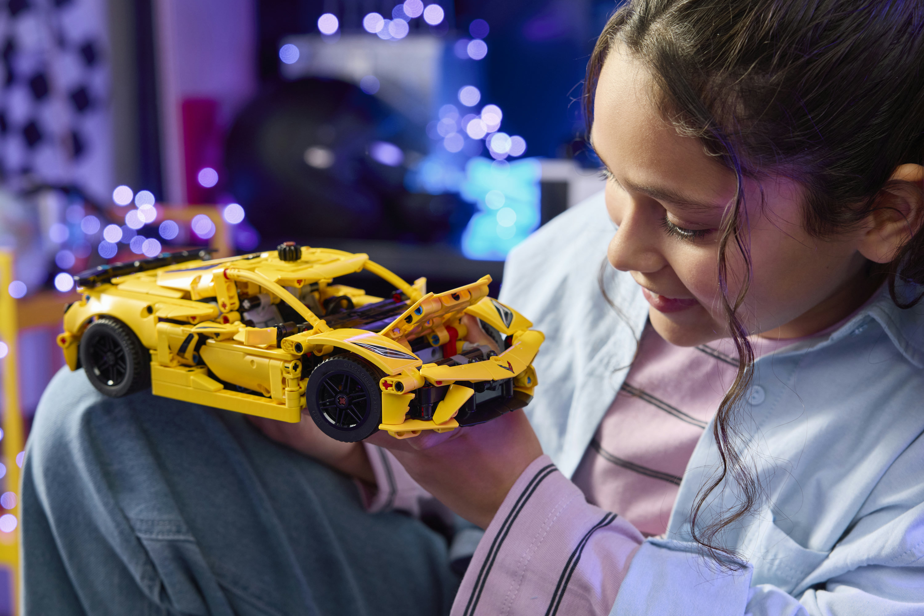 LEGO Technic 42205 Chevrolet Corvette Stingray - Modello di Auto per Bambini 9+ Fan delle Macchine Giocattolo con Funzioni