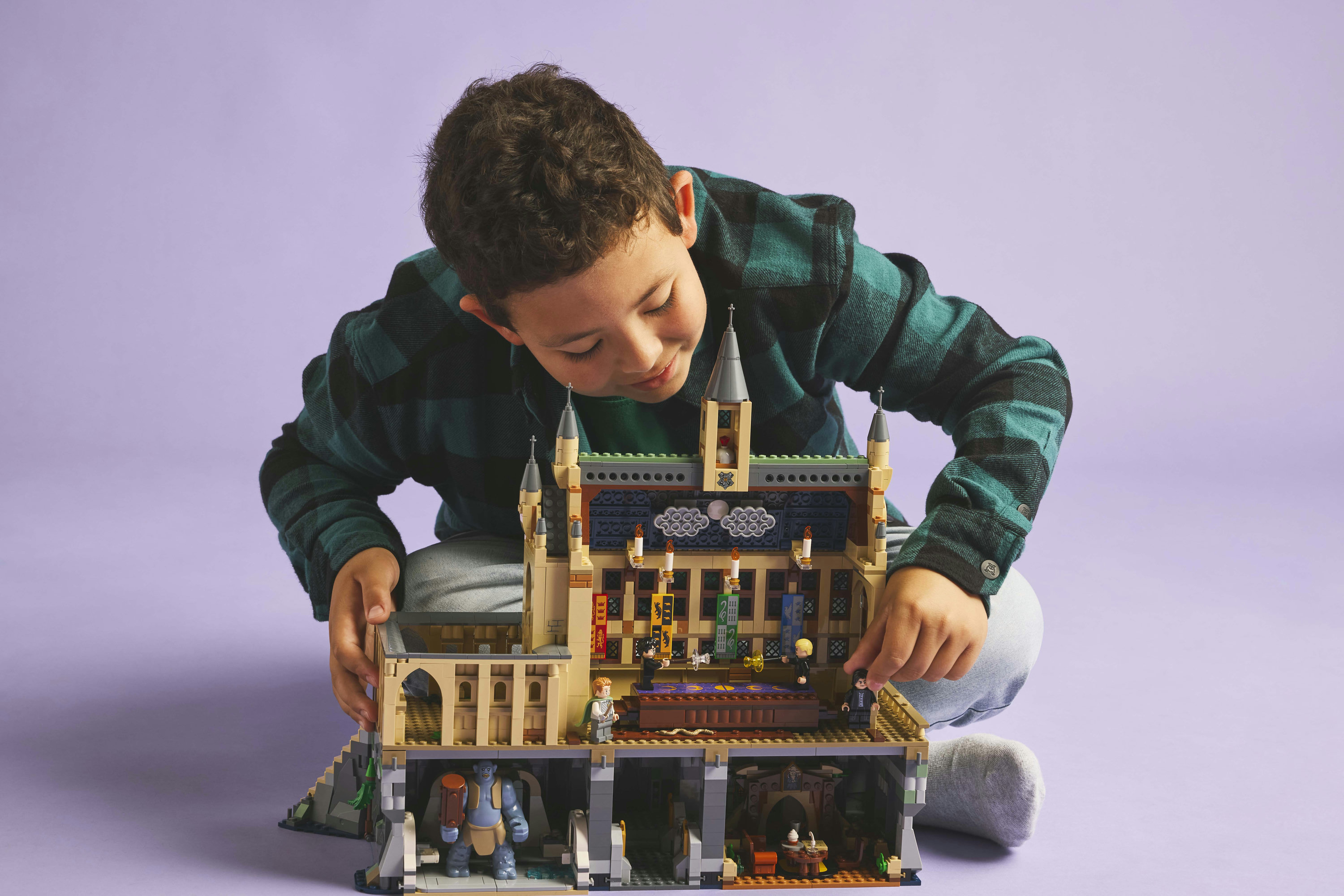 LEGO Harry Potter Castello di Hogwarts Club dei Duellanti con Funzione di Ribaltamento e 4 Minifigure, Regalo per Bambini 8+