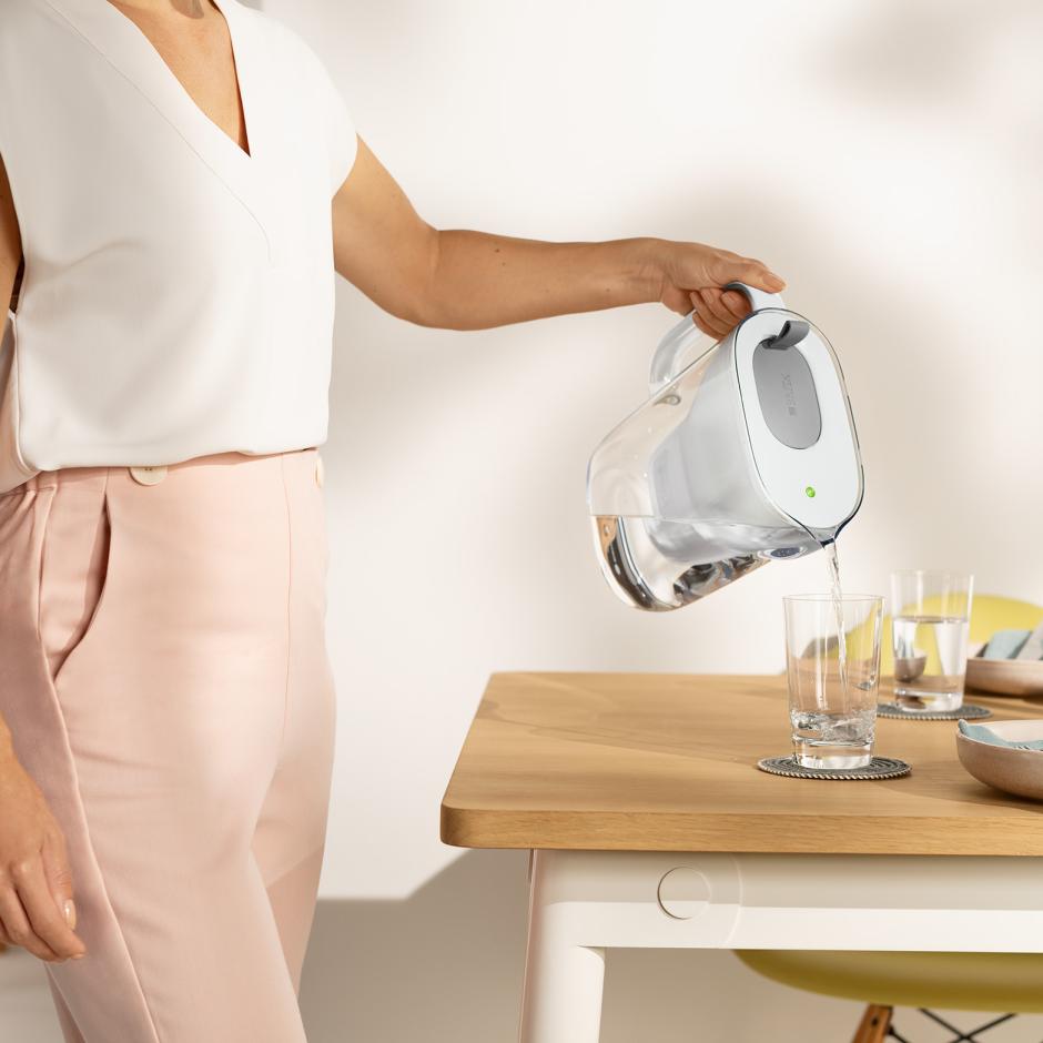 Brita Caraffa filtrante per acqua Style Grey (2.4L) incl. 1 x filtro MAXTRA PRO All-in-1 - caraffa adatta al frigorifero con LED-LTI intelligente & coperchio ribaltabile