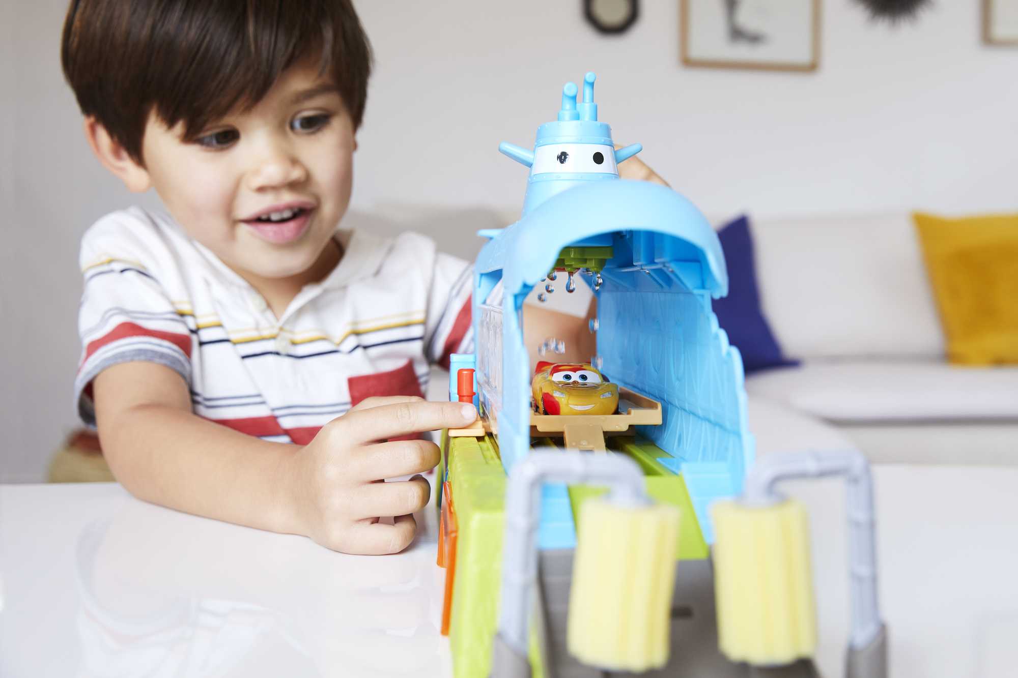 Disney Pixar Cars - Autolavaggio Balena-Sottomarino Cambia Colore playset con Veicolo Cambia Colore, Giocattolo per Bambini 4+ Anni