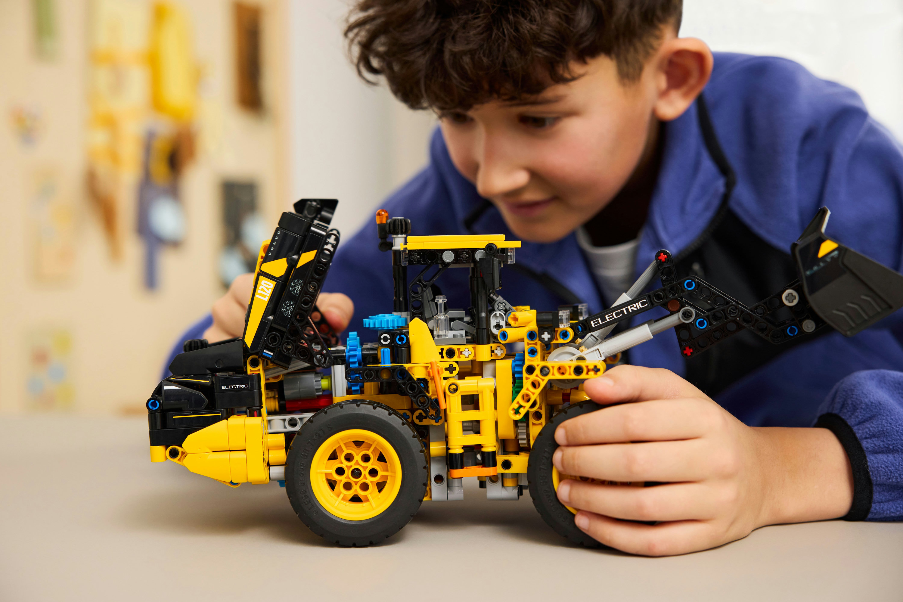 LEGO Technic Pala gommata Volvo L120 Electric