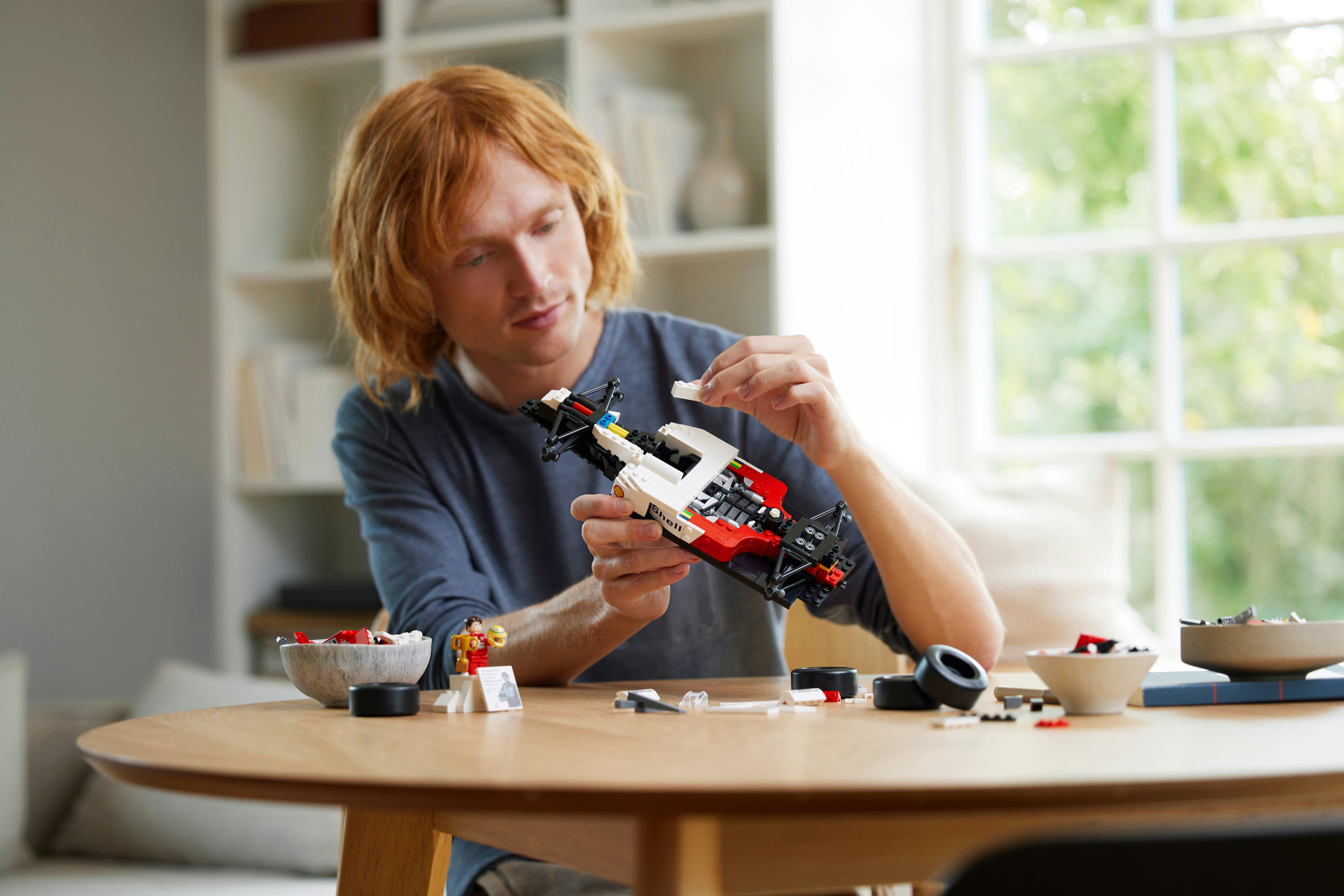 LEGO ICONS McLaren MP4/4 e Ayrton Senna