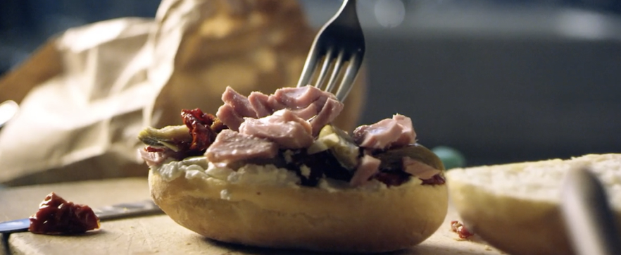 Panino con tonno, carciofi grigliati e pomodori secchi