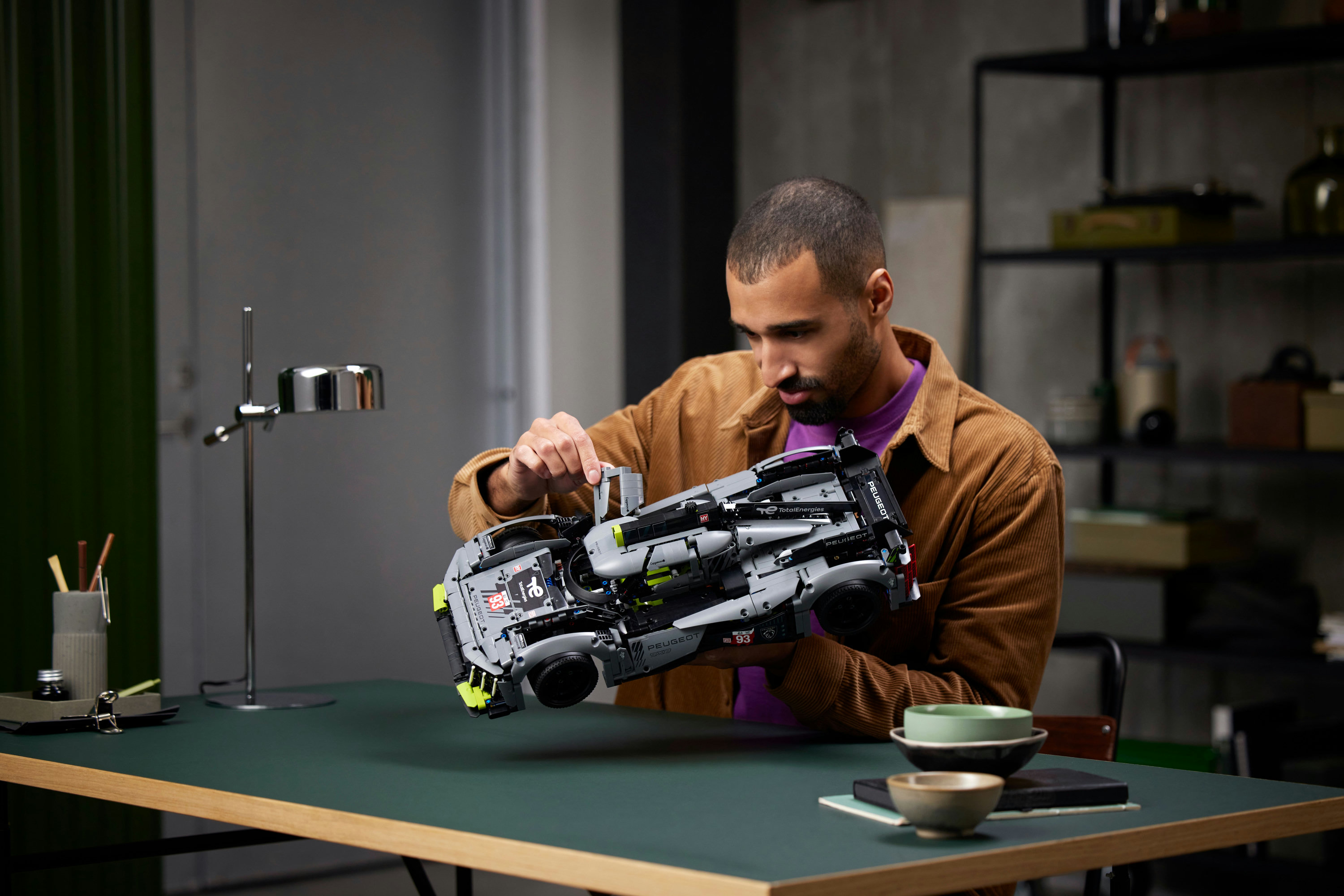 LEGO Technic PEUGEOT 9X8 24H Le Mans Hybrid Hypercar