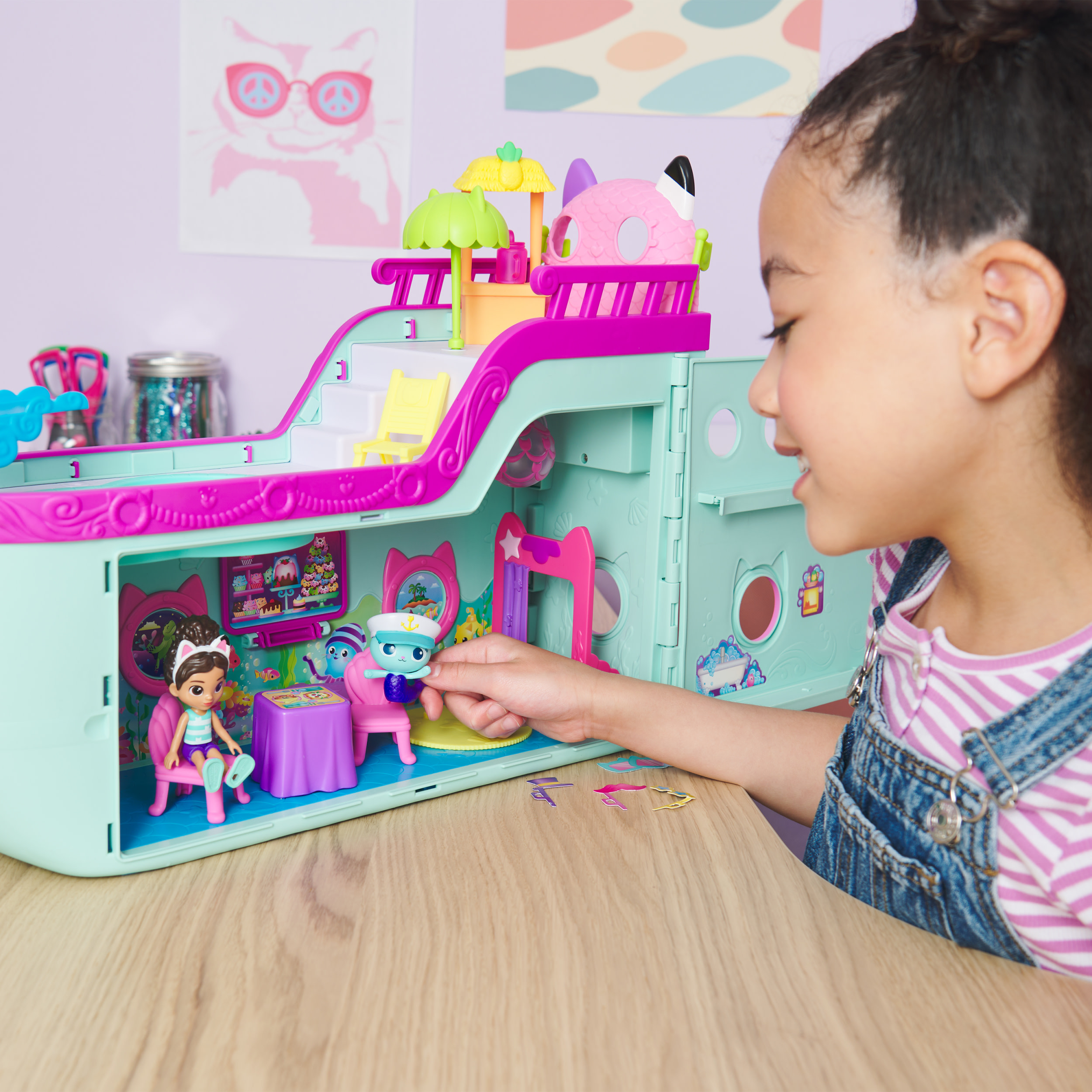 Gabby's Dollhouse , Crociera dei gatti di Gabby, nave da crociera giocattolo con 2 personaggi, giocattoli a sorpresa e accessori per la casa delle bambole, giocattoli per bambine e bambini dai 3 anni in su